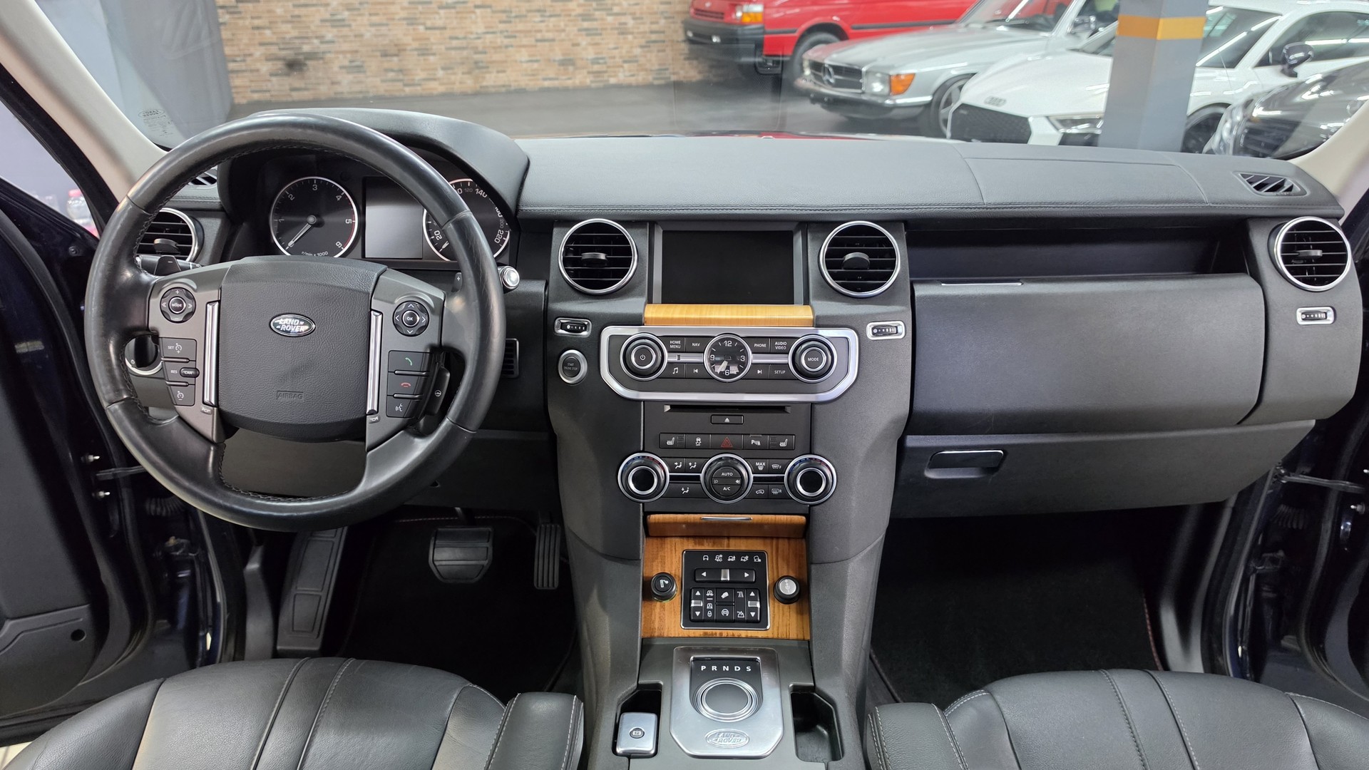 LAND ROVER Discovery 3.0 SDV6 HSE Automatic-image-24