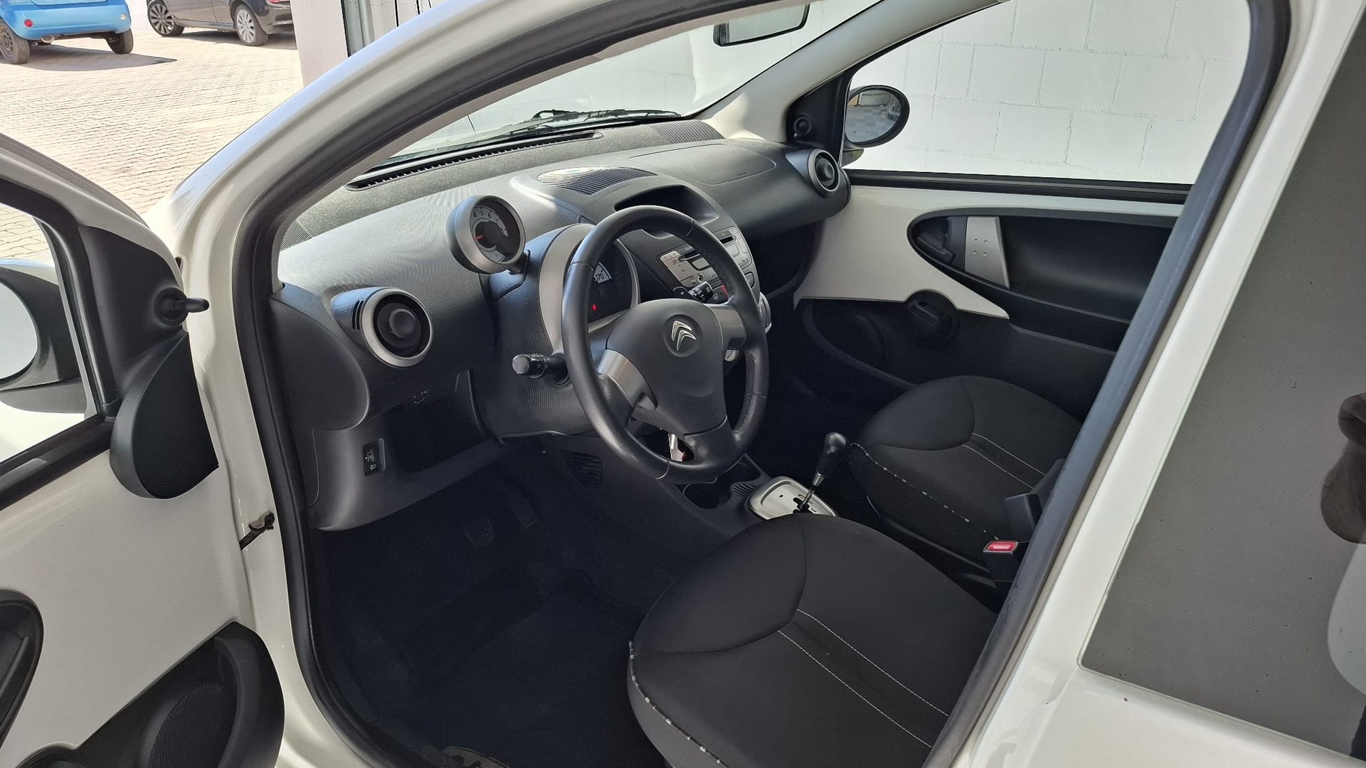 CITROEN C1 1.0i Séduction EGS-image-5