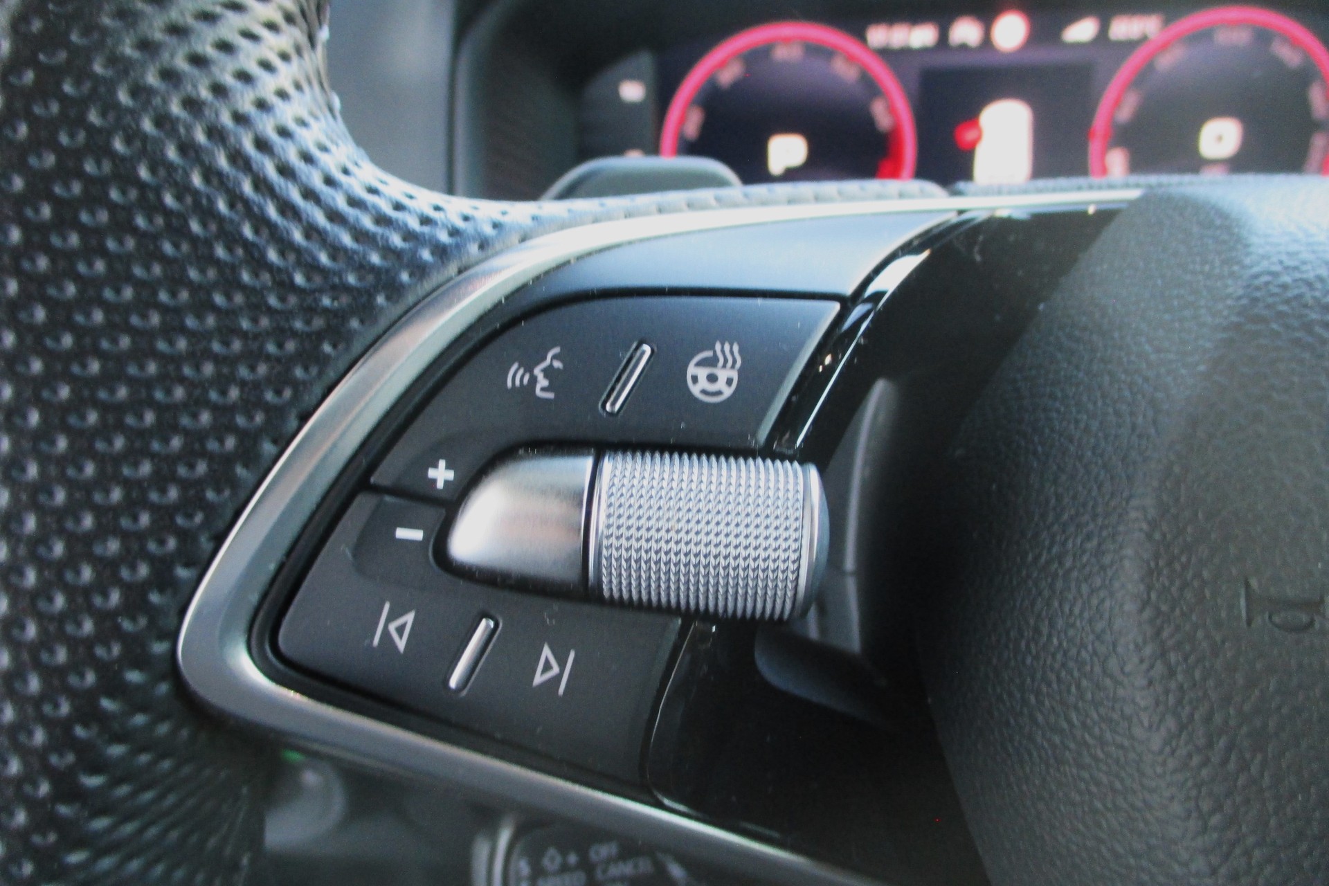 SKODA Karoq 2.0 TSI SportLine 4x4 DSG-image-9