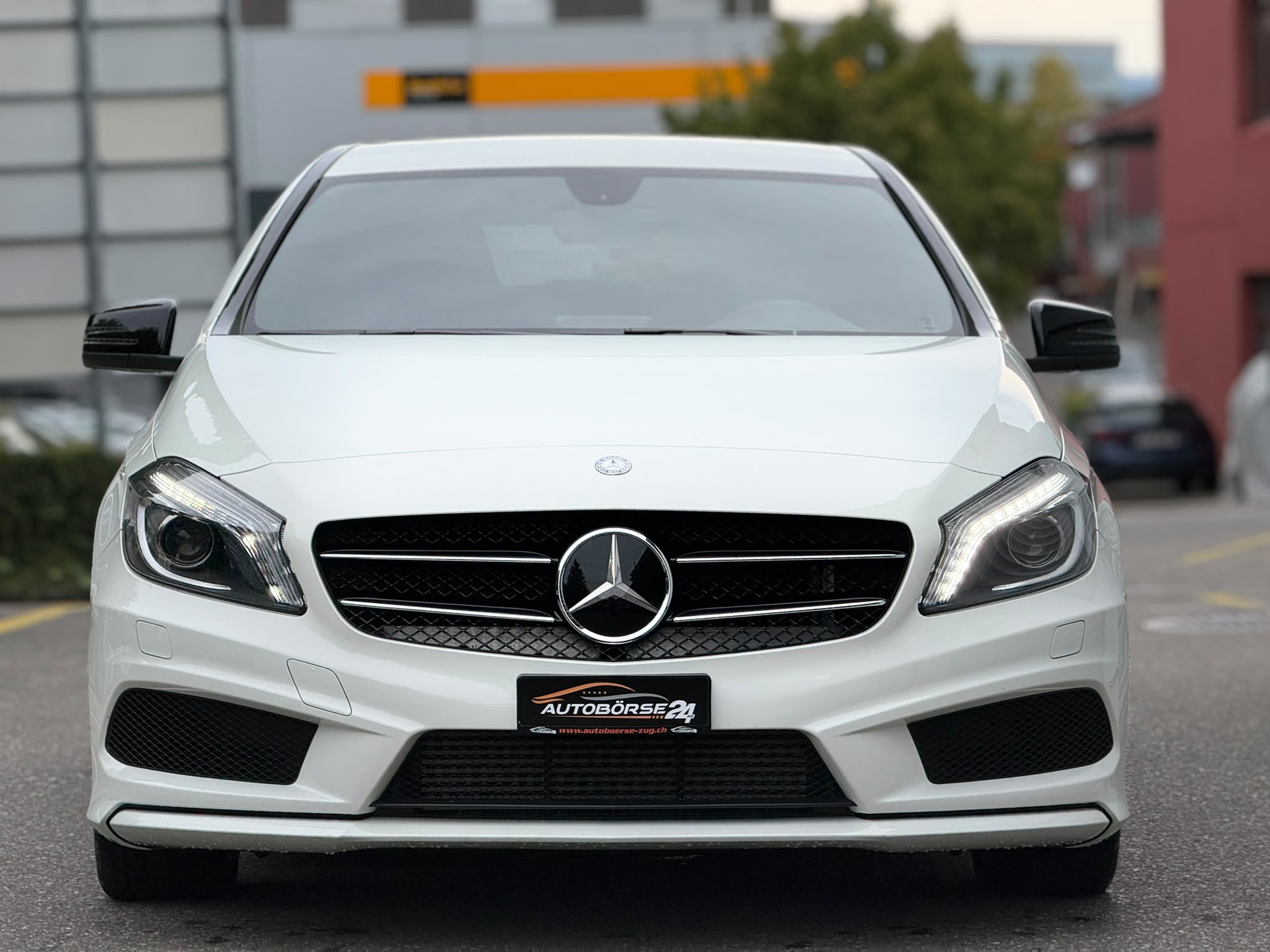 MERCEDES-BENZ A 180 AMG Line-showroom-element-2