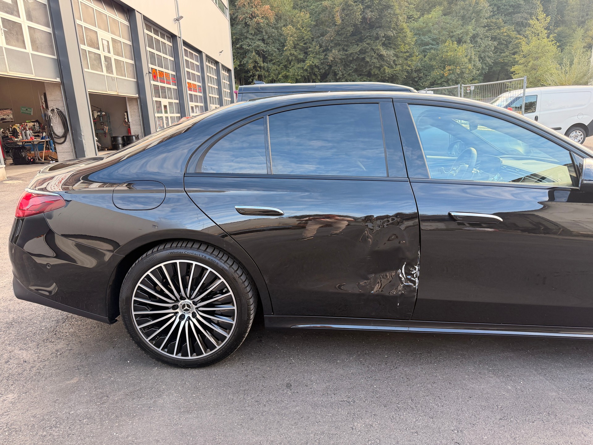 MERCEDES-BENZ E 220 d AMG Line 4Matic 9G-Tronic-image-4