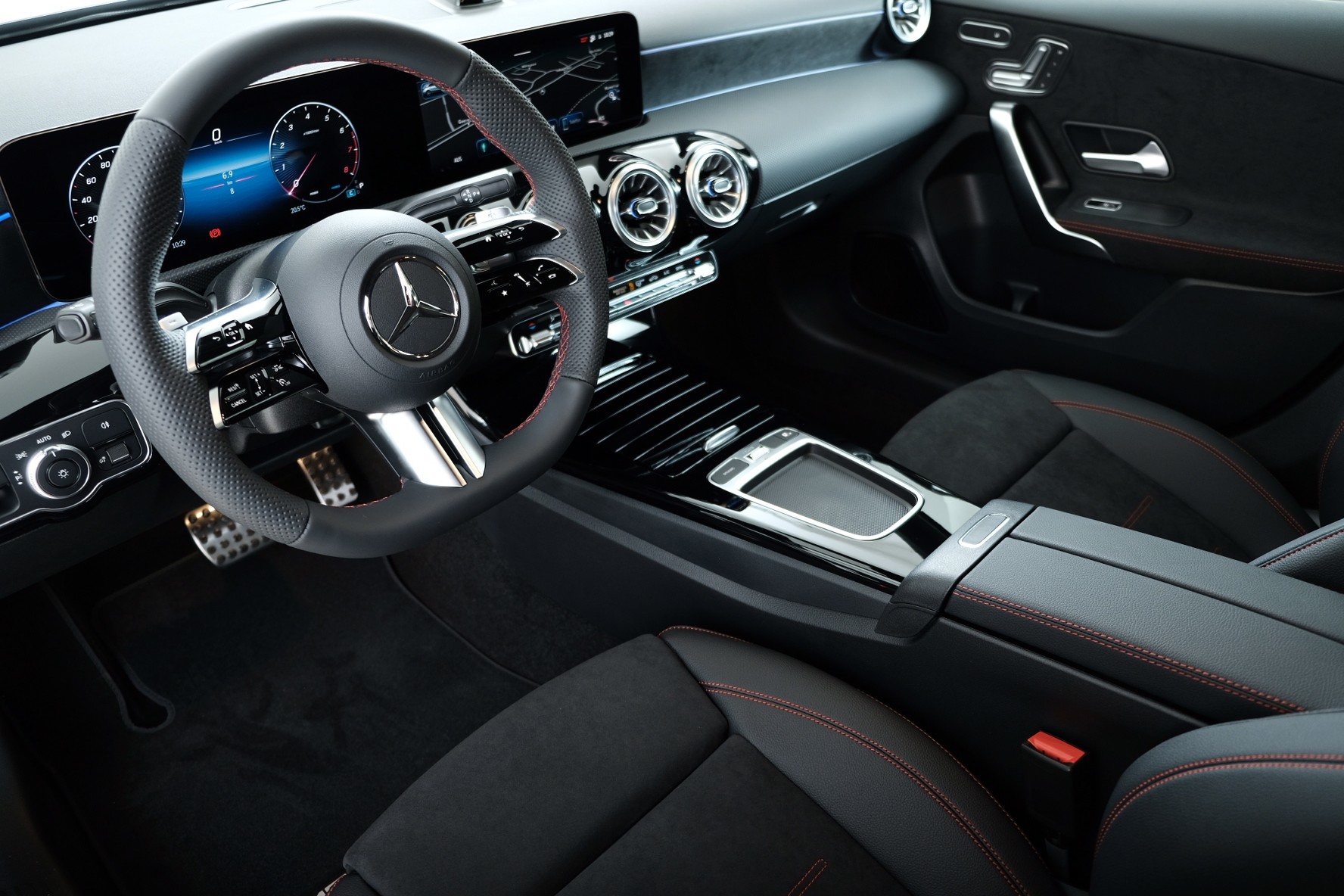 MERCEDES-BENZ A 250 AMG Line 4matic W177-image-8