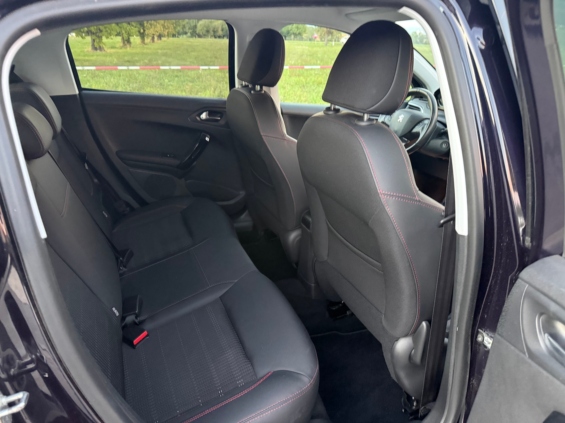 PEUGEOT 208 1.2 PureTech GT Line EAT6-image-6