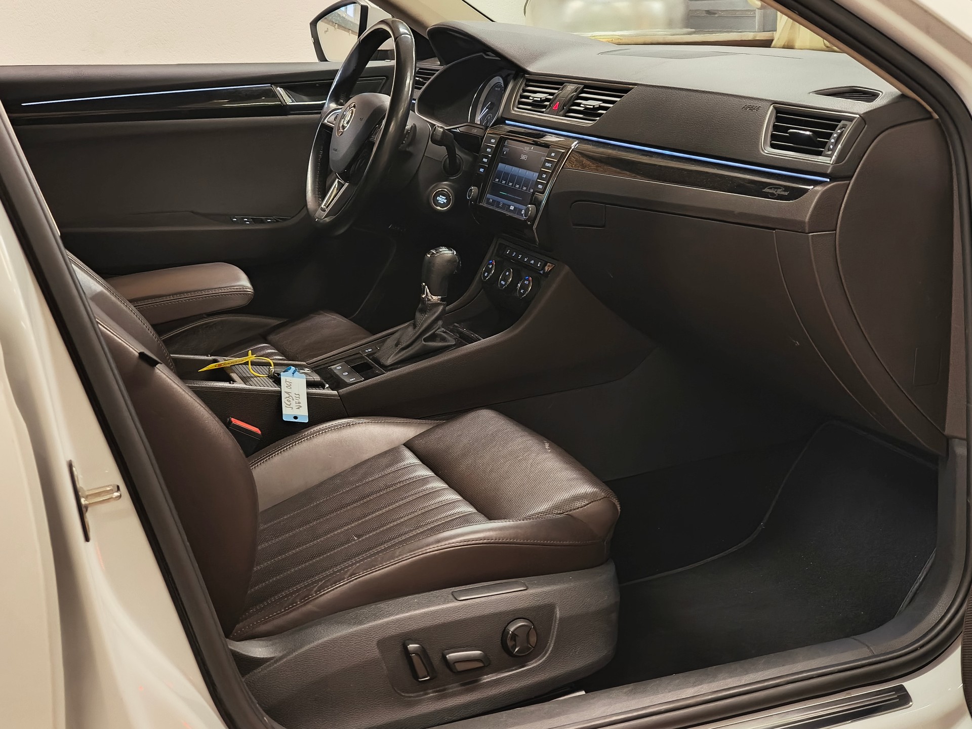 SKODA Superb Combi 2.0 TDi L&K 4x4 DSG-image-26