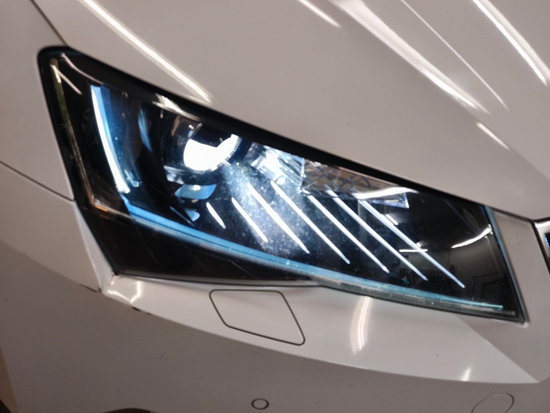 SKODA Superb Combi 2.0 TDi L&K 4x4 DSG-image-6