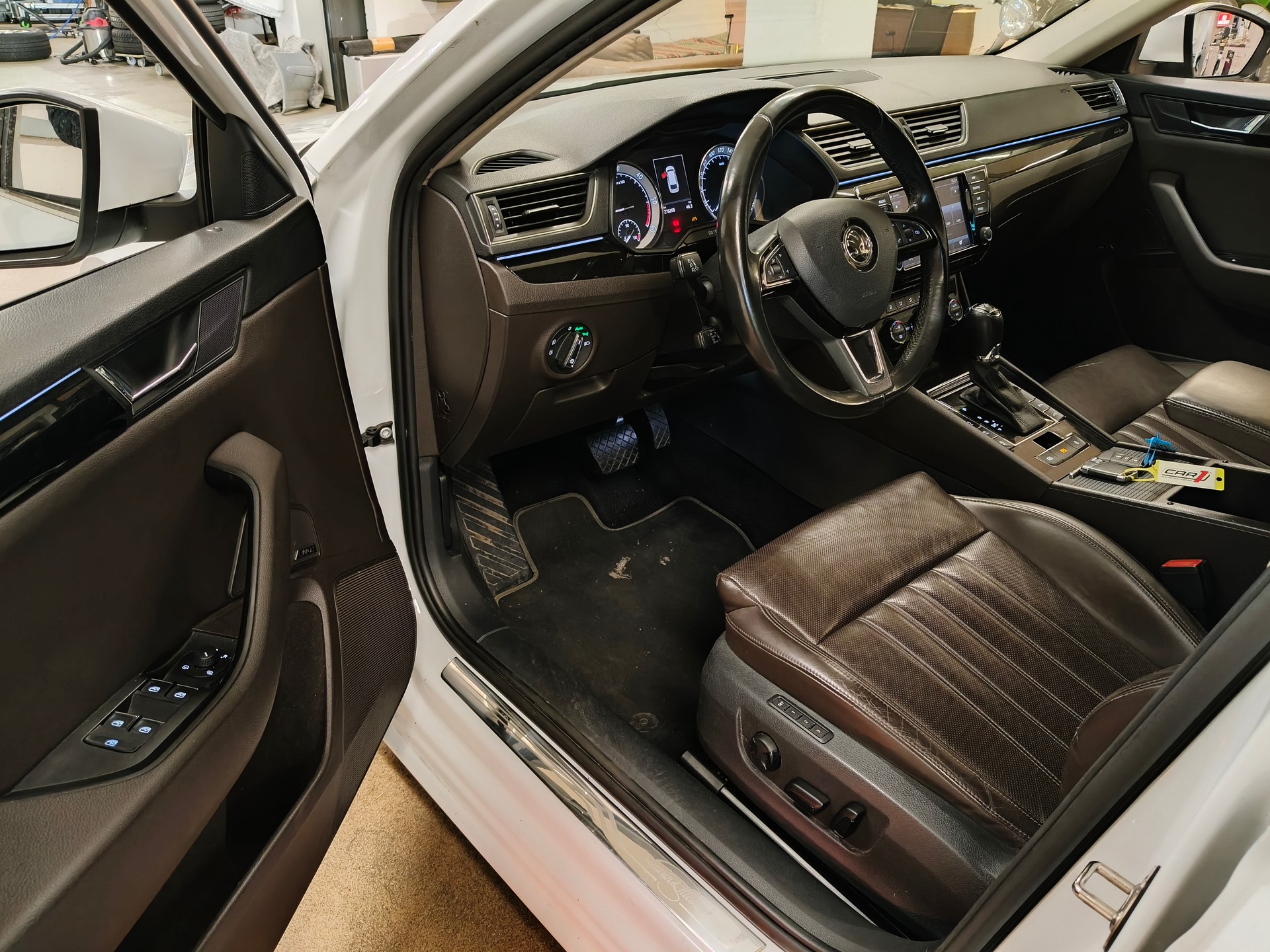SKODA Superb Combi 2.0 TDi L&K 4x4 DSG-image-12