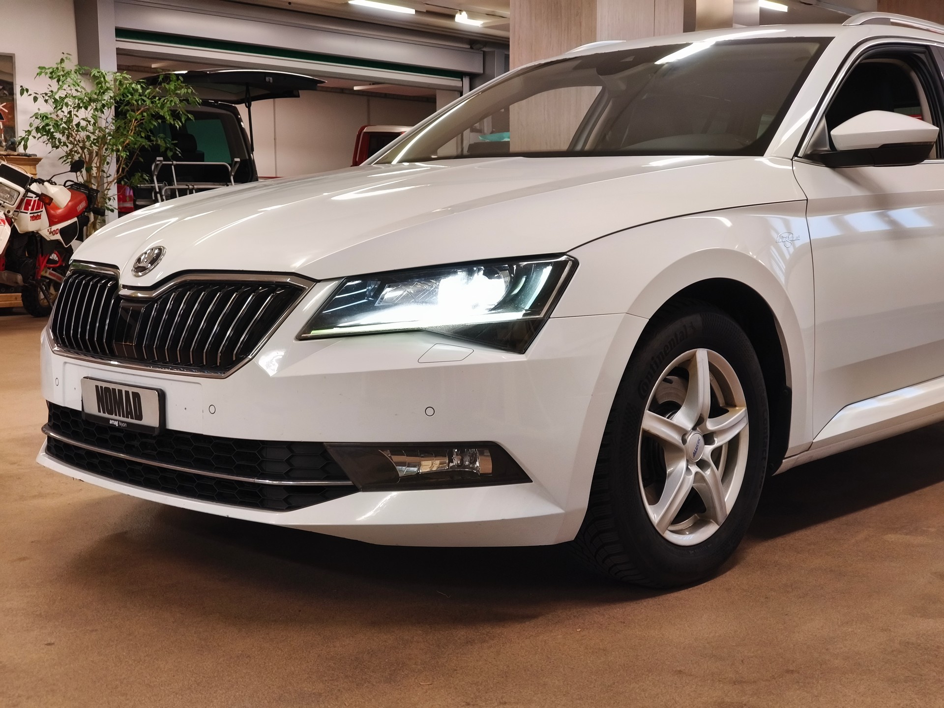 SKODA Superb Combi 2.0 TDi L&K 4x4 DSG-showroom-element-1