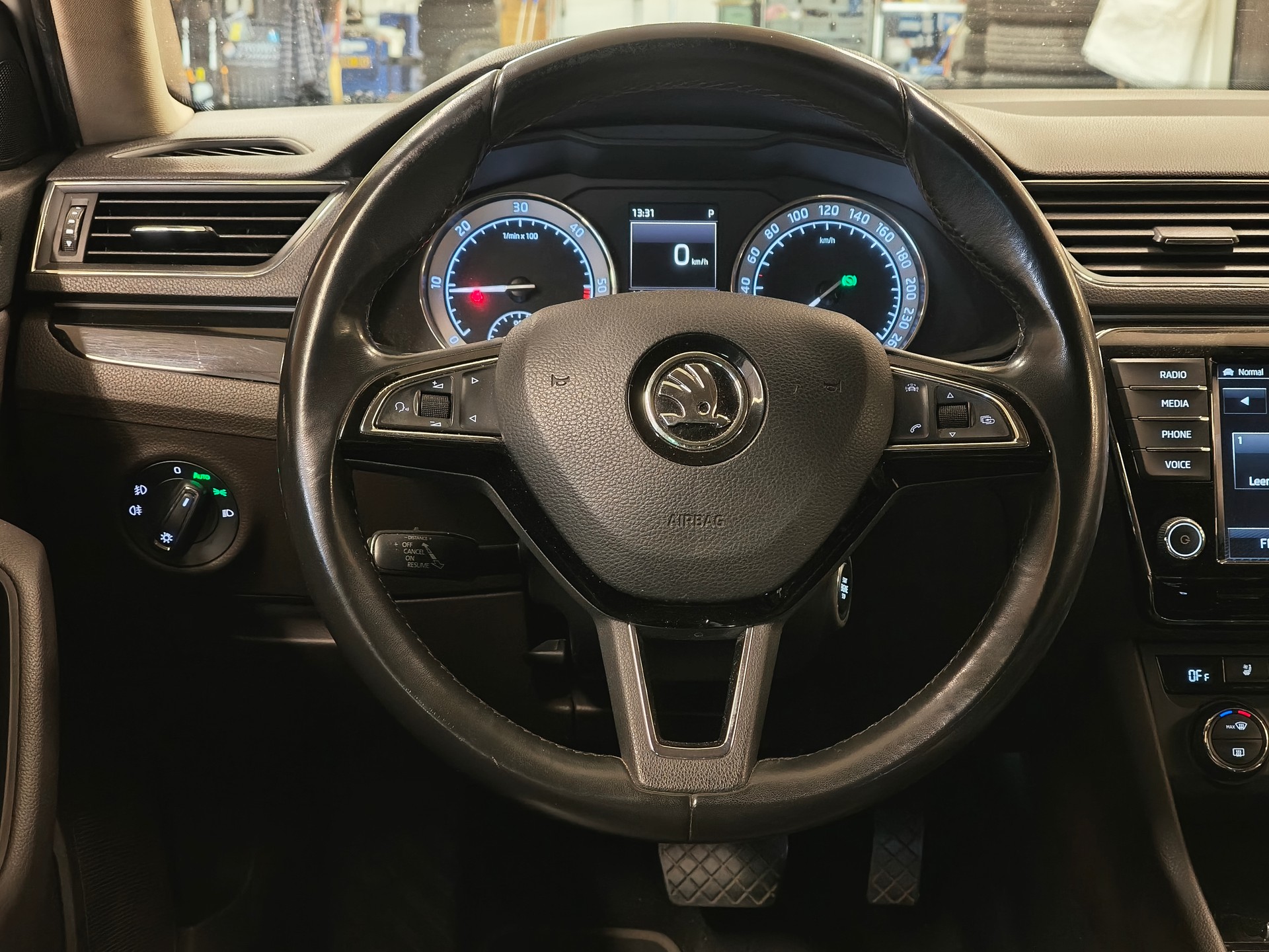 SKODA Superb Combi 2.0 TDi L&K 4x4 DSG-image-17