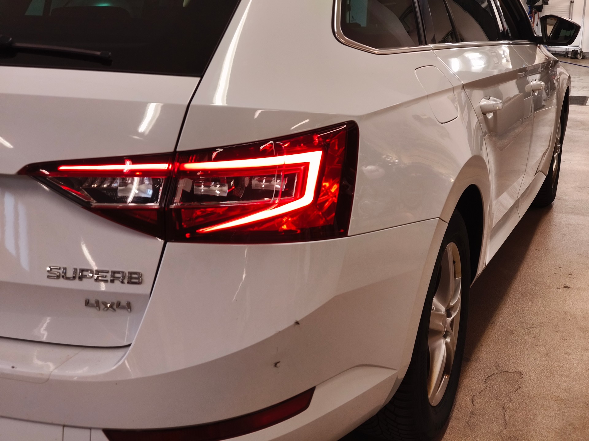 SKODA Superb Combi 2.0 TDi L&K 4x4 DSG-image-9