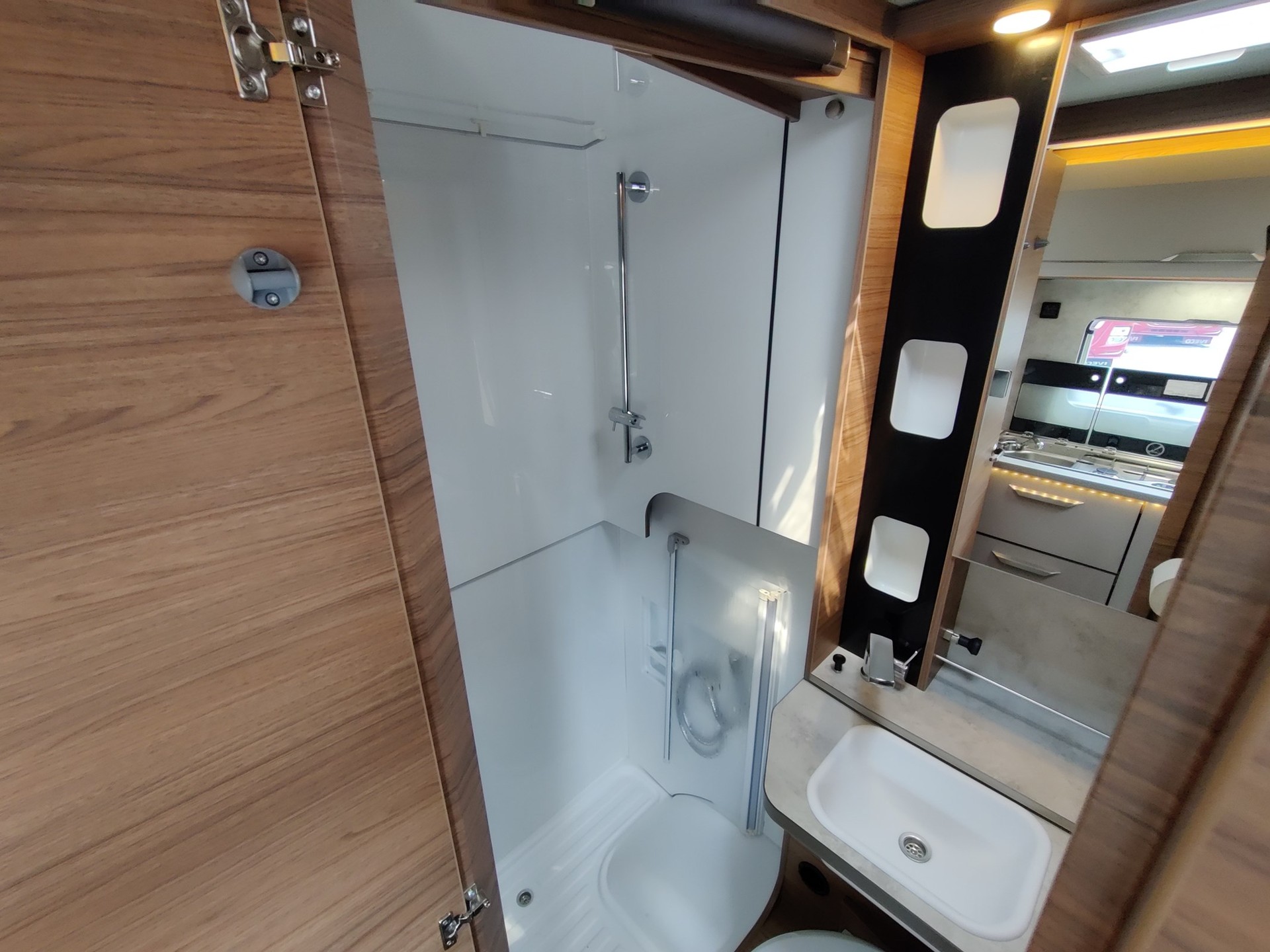 VW T6.1 Knaus Tourer Van 500 MW, MEGA Ausstattung, EUROPREISVORTEIL !!! 635kg Zuladung-image-8