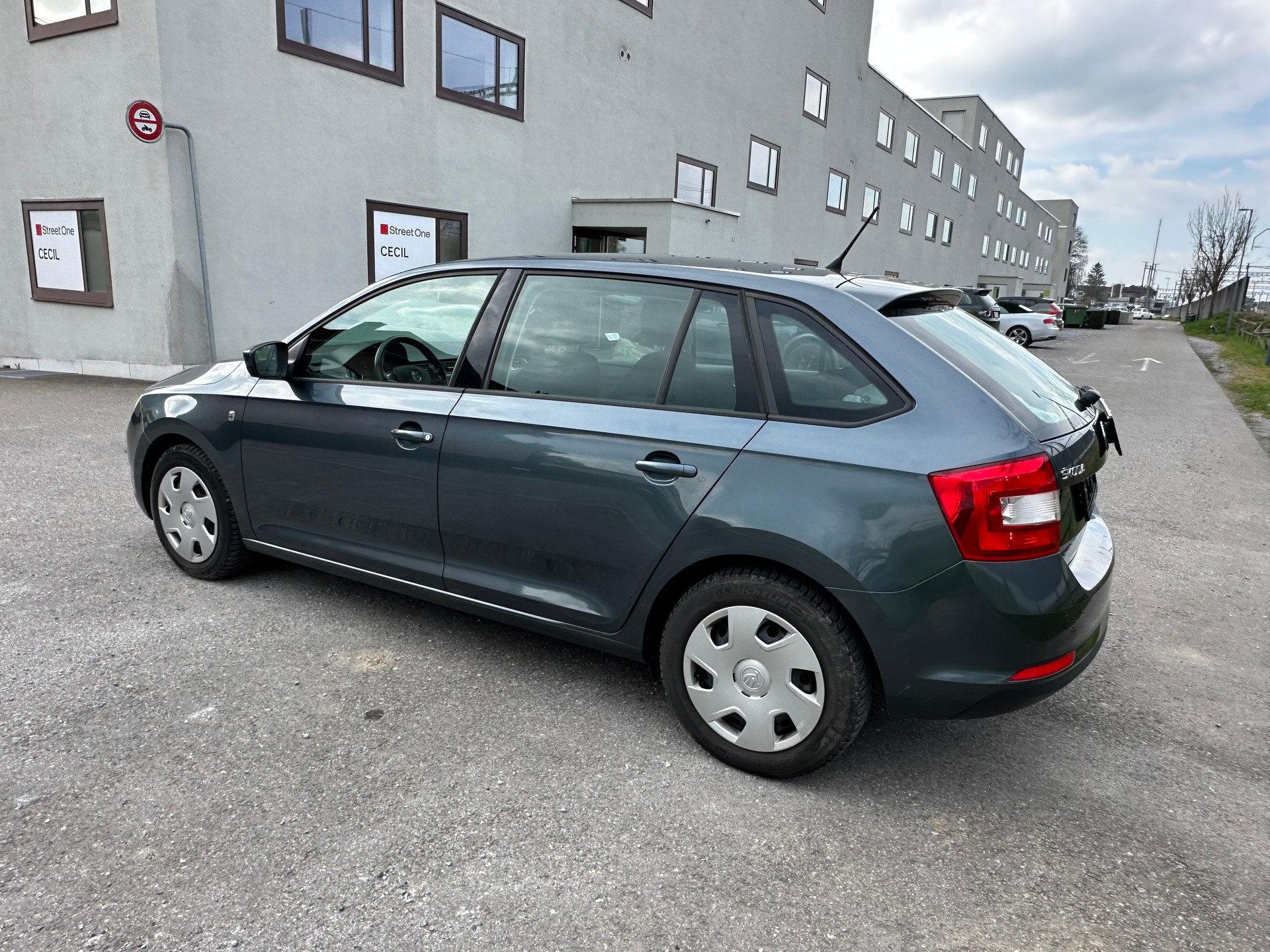 SKODA Rapid Spaceback 1.4 TSI Active DSG-image-2