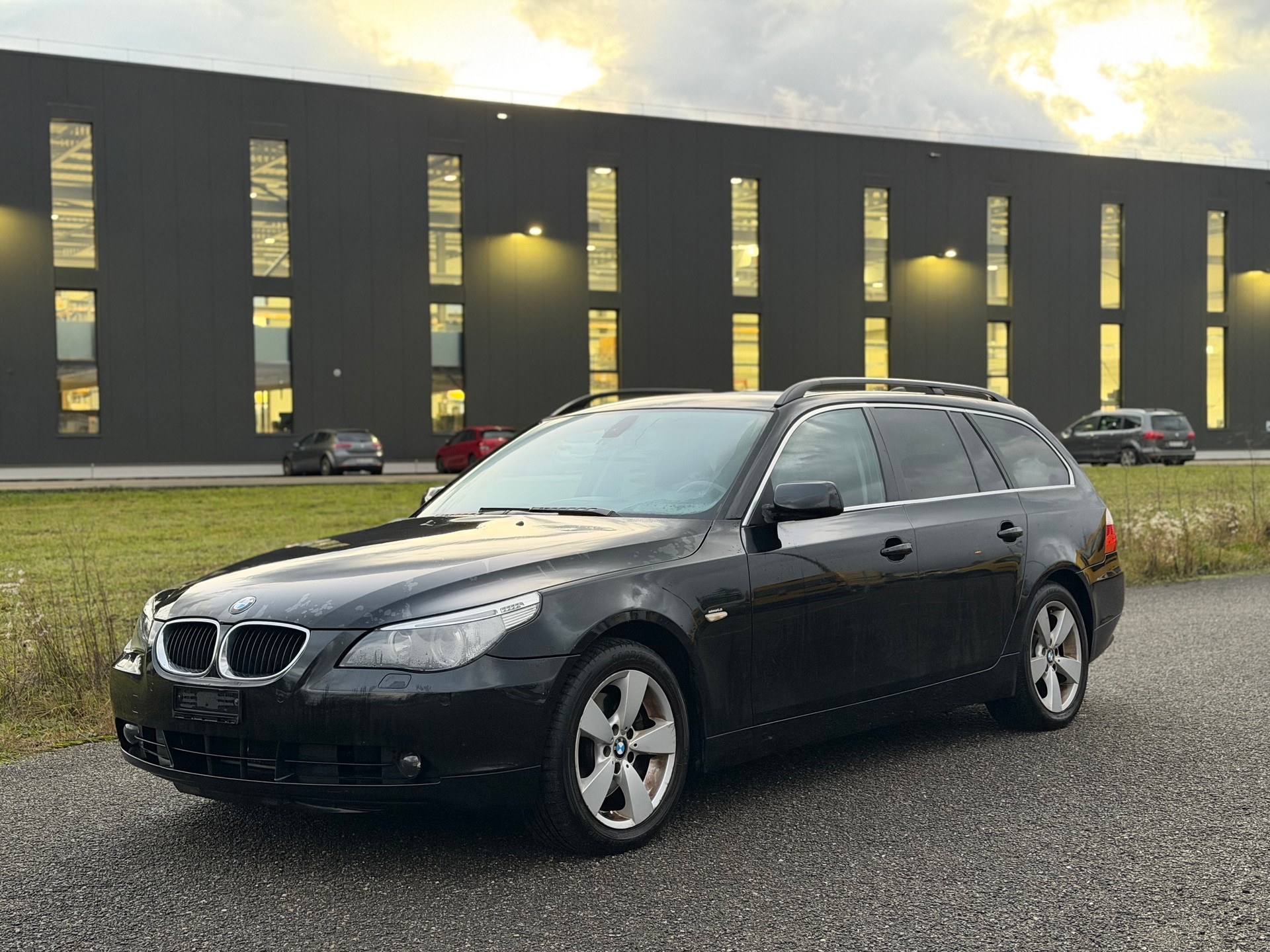 BMW 530xi Touring-image-0