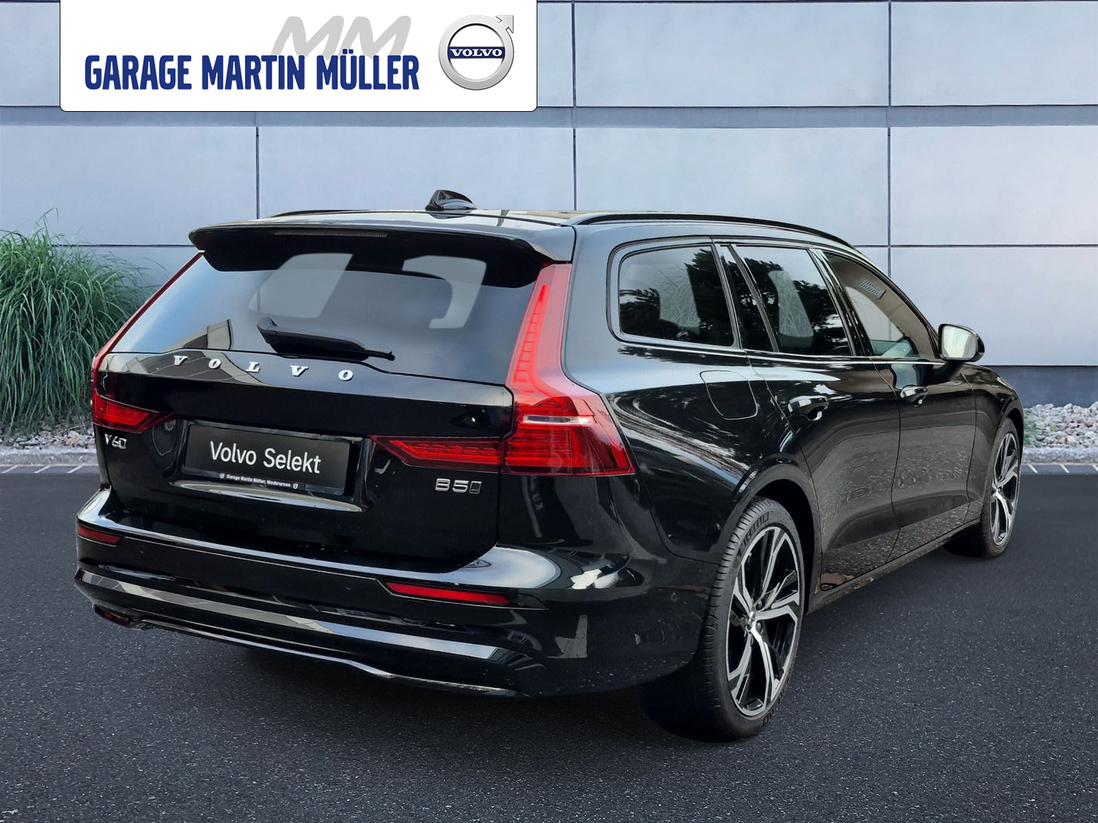 VOLVO V60 2.0 B5 MH Plus Dark AWD-image-4