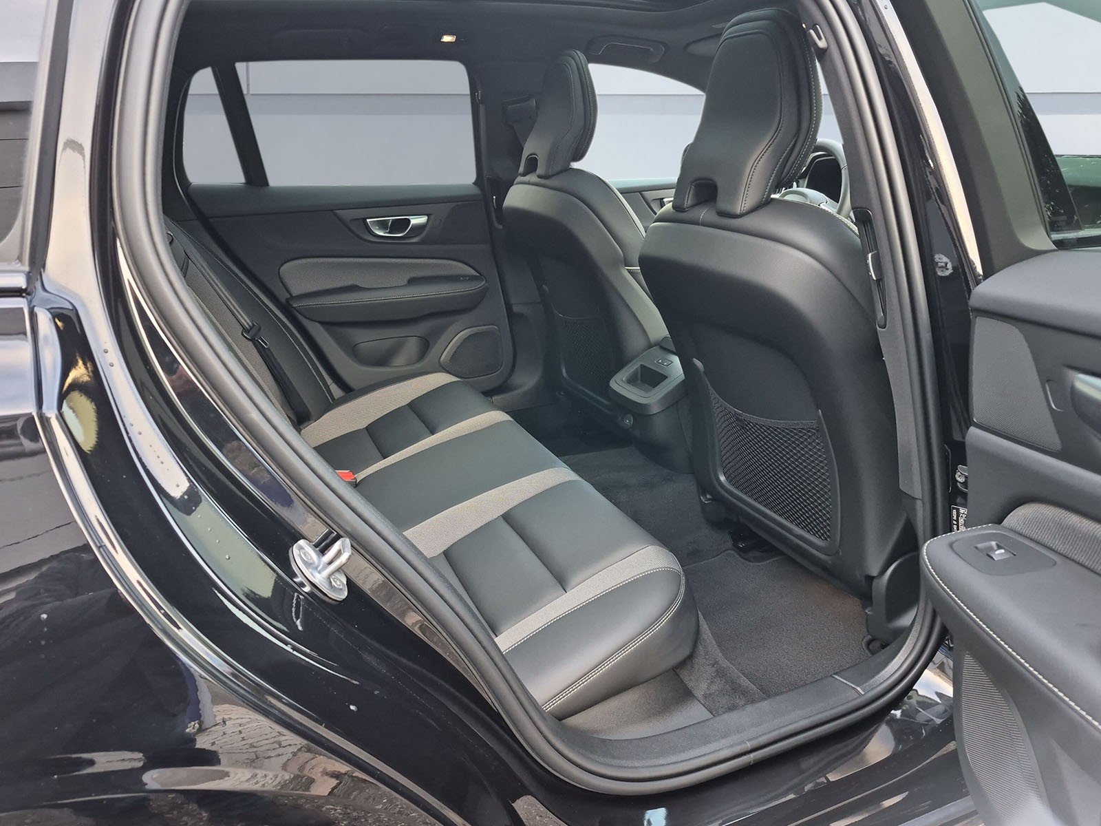 VOLVO V60 2.0 B5 MH Plus Dark AWD-image-13