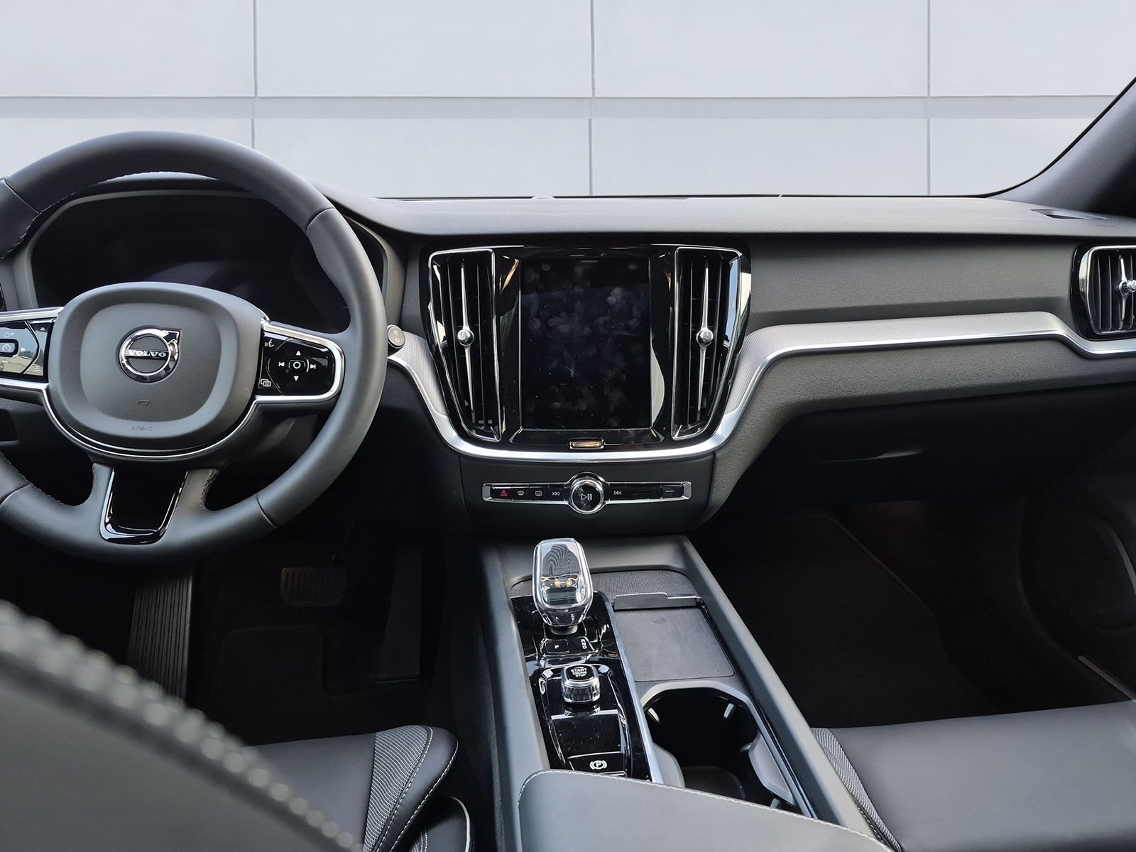 VOLVO V60 2.0 B5 MH Plus Dark AWD-image-11
