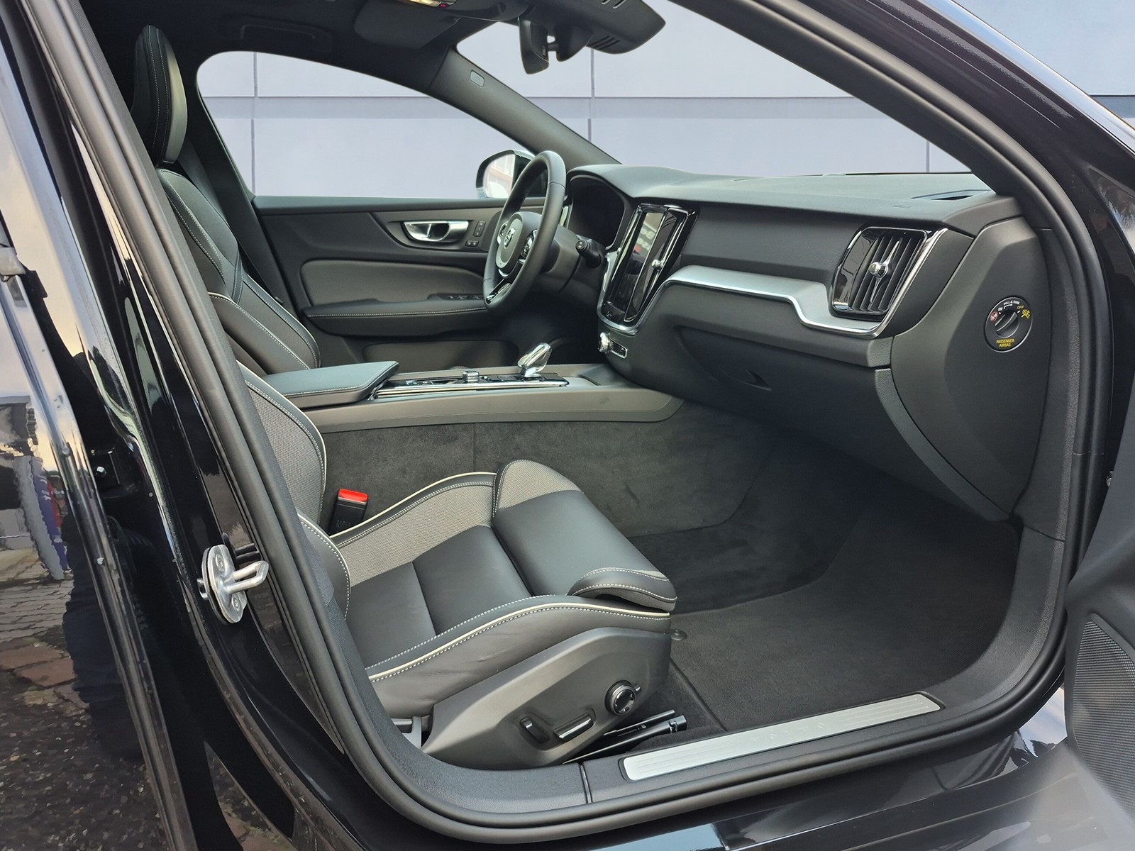VOLVO V60 2.0 B5 MH Plus Dark AWD-image-12