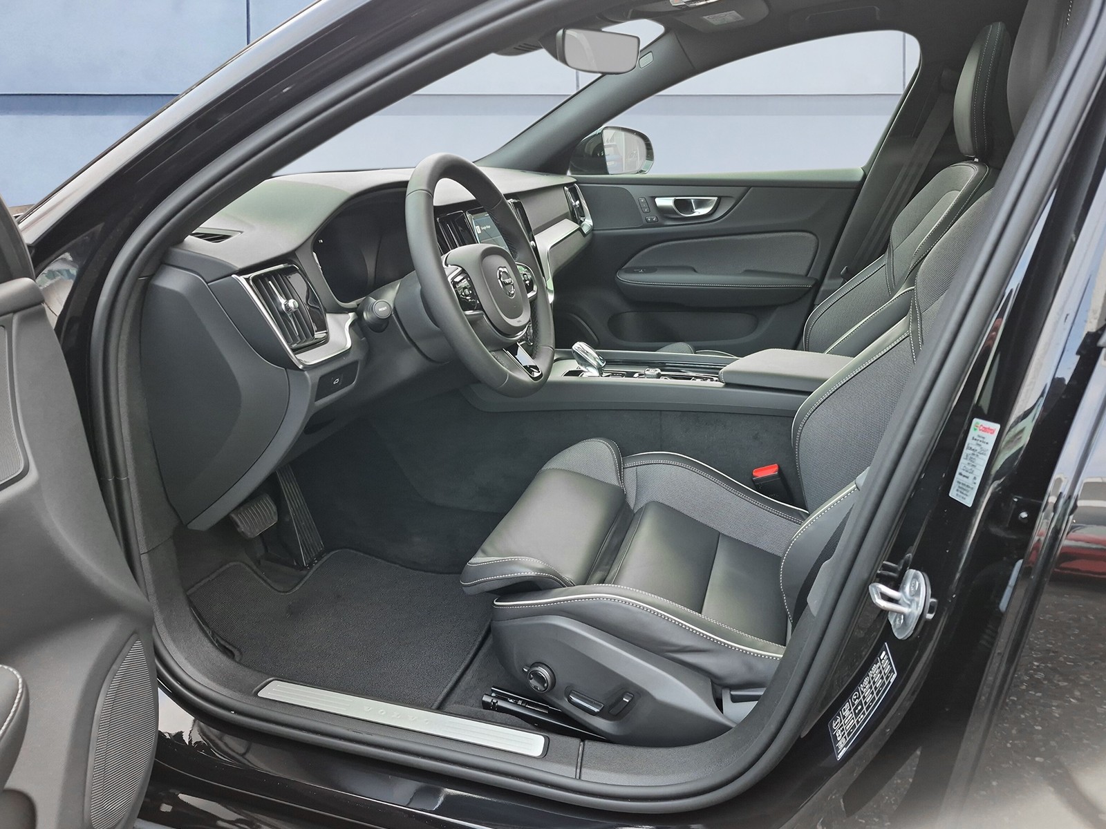 VOLVO V60 2.0 B5 MH Plus Dark AWD-image-9