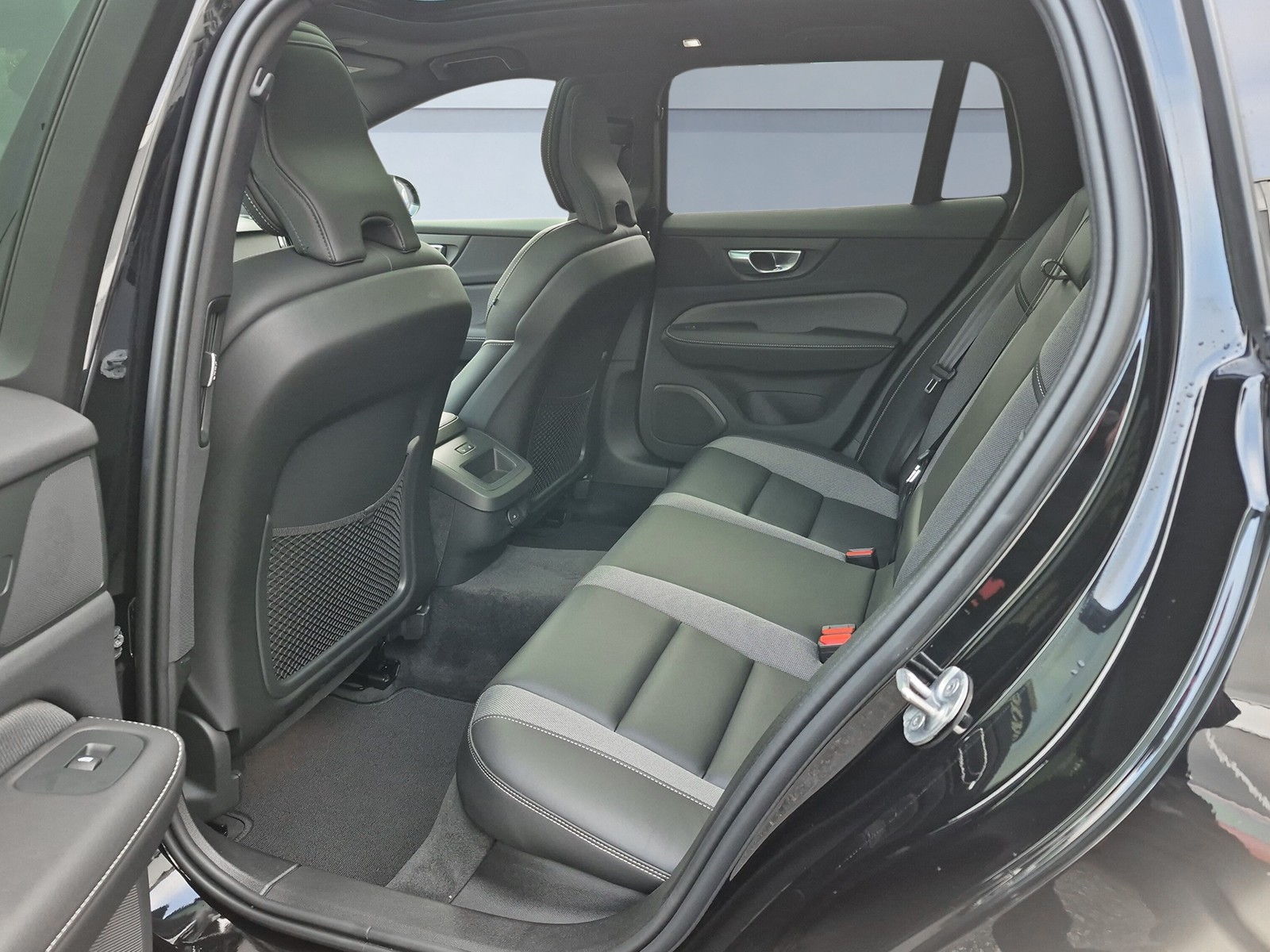 VOLVO V60 2.0 B5 MH Plus Dark AWD-image-14