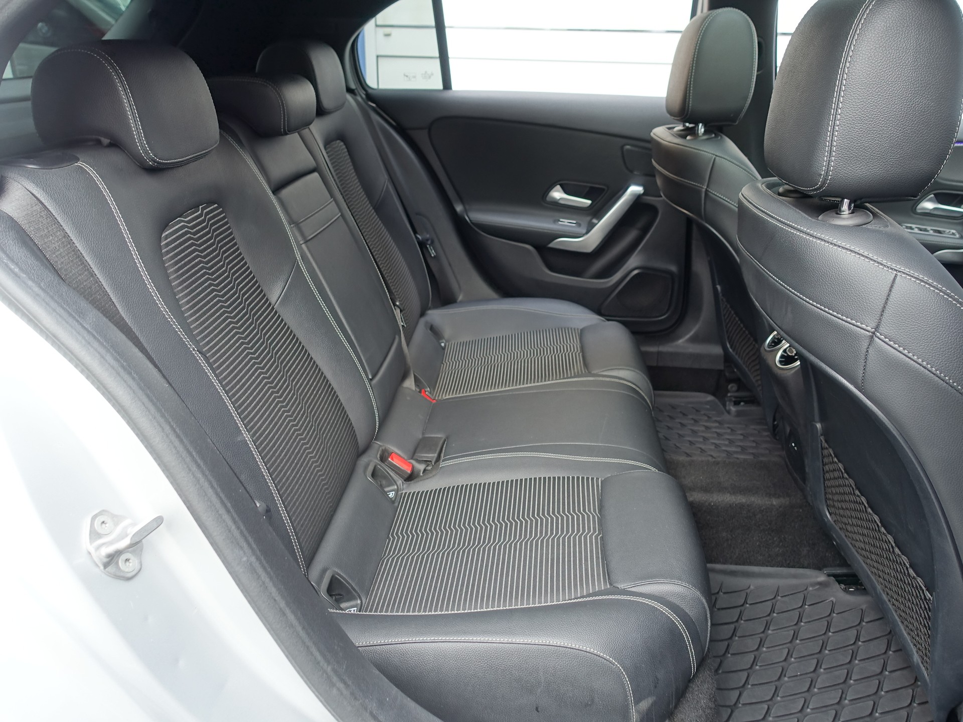 MERCEDES-BENZ A 250e Progressive 8G-DCT-image-14