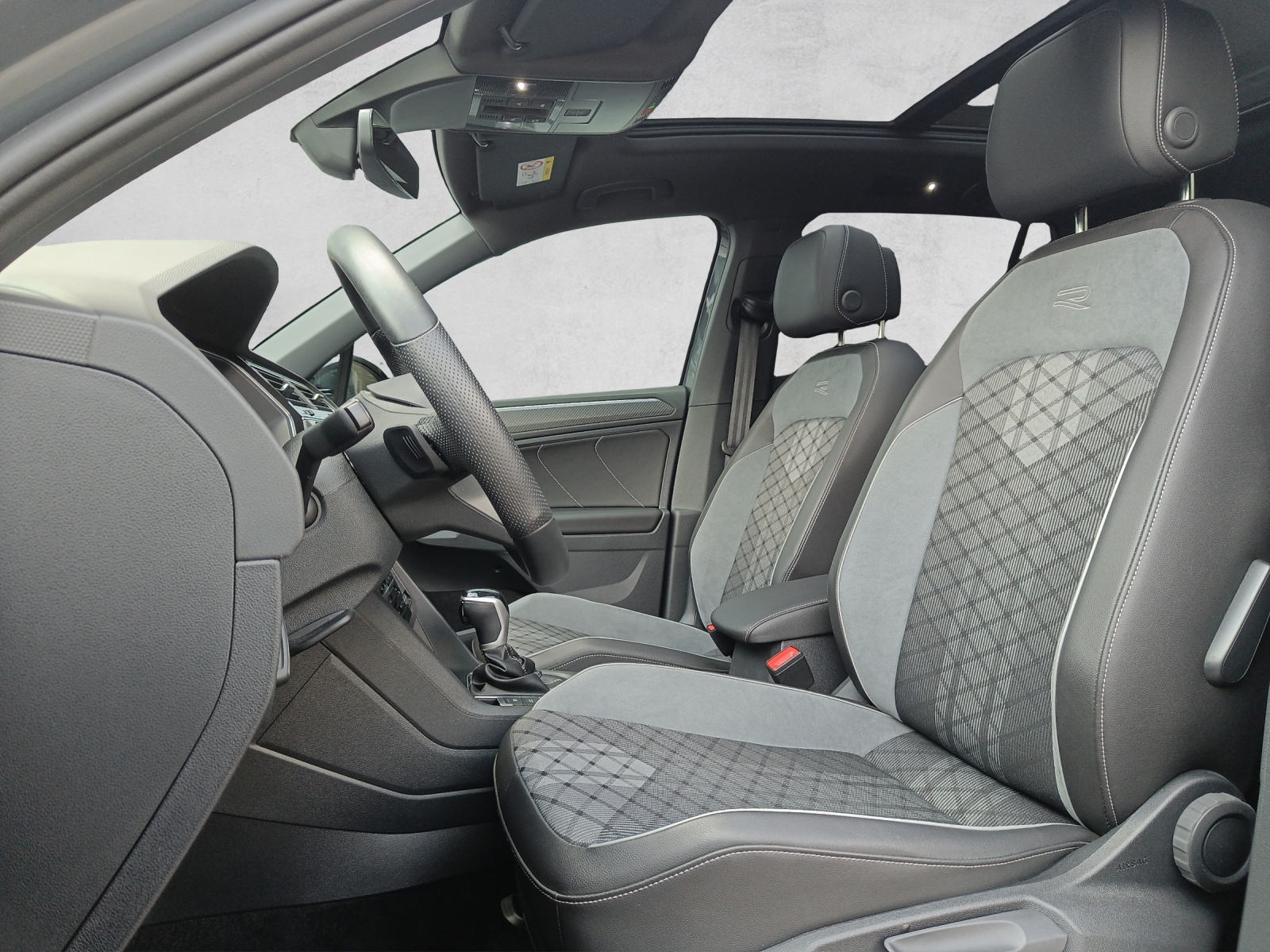 VW Tiguan 2.0 TDI SCR R-Line Black Style DSG *8- Fach Räder*-image-8