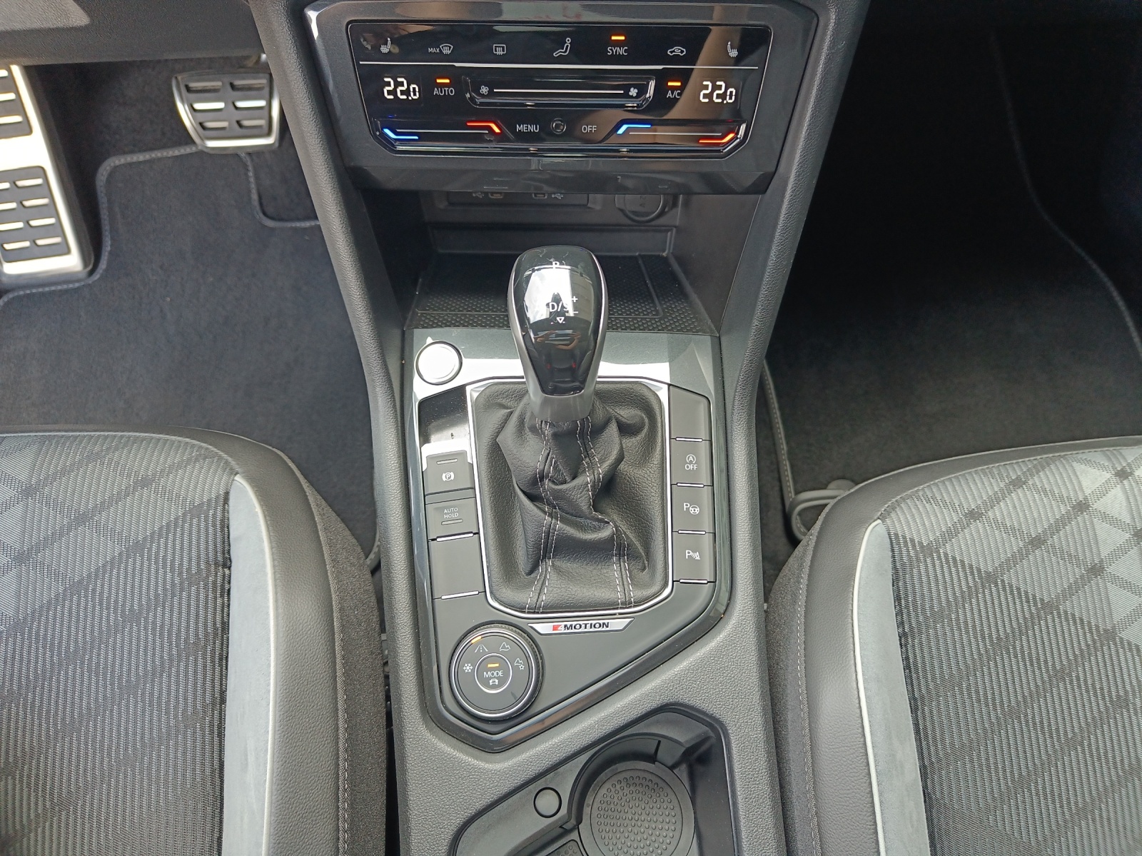 VW Tiguan 2.0 TDI SCR R-Line Black Style DSG *8- Fach Räder*-image-12