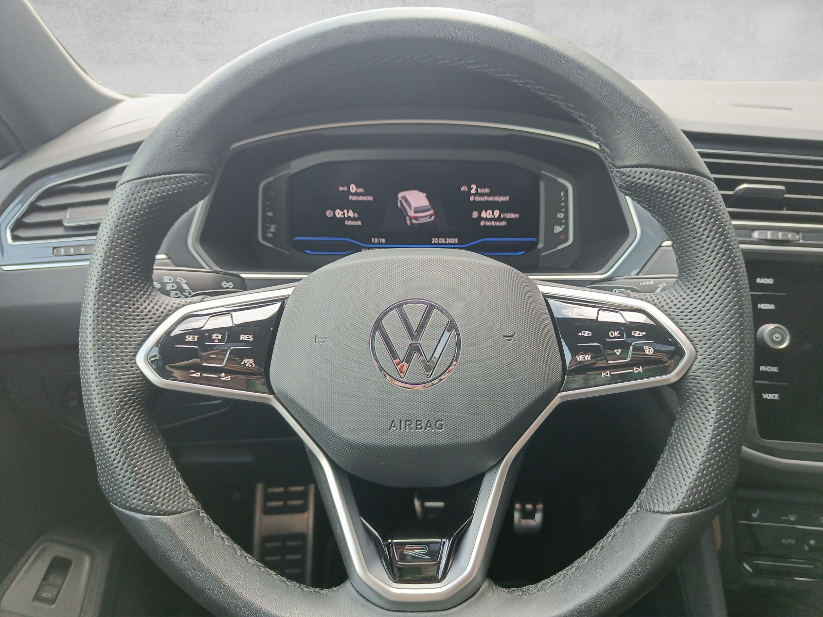 VW Tiguan 2.0 TDI SCR R-Line Black Style DSG *8- Fach Räder*-image-9