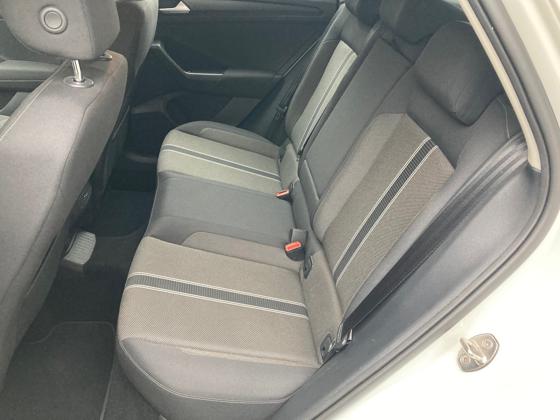 VW T-Roc 1.5 TSI EVO Advance-image-12