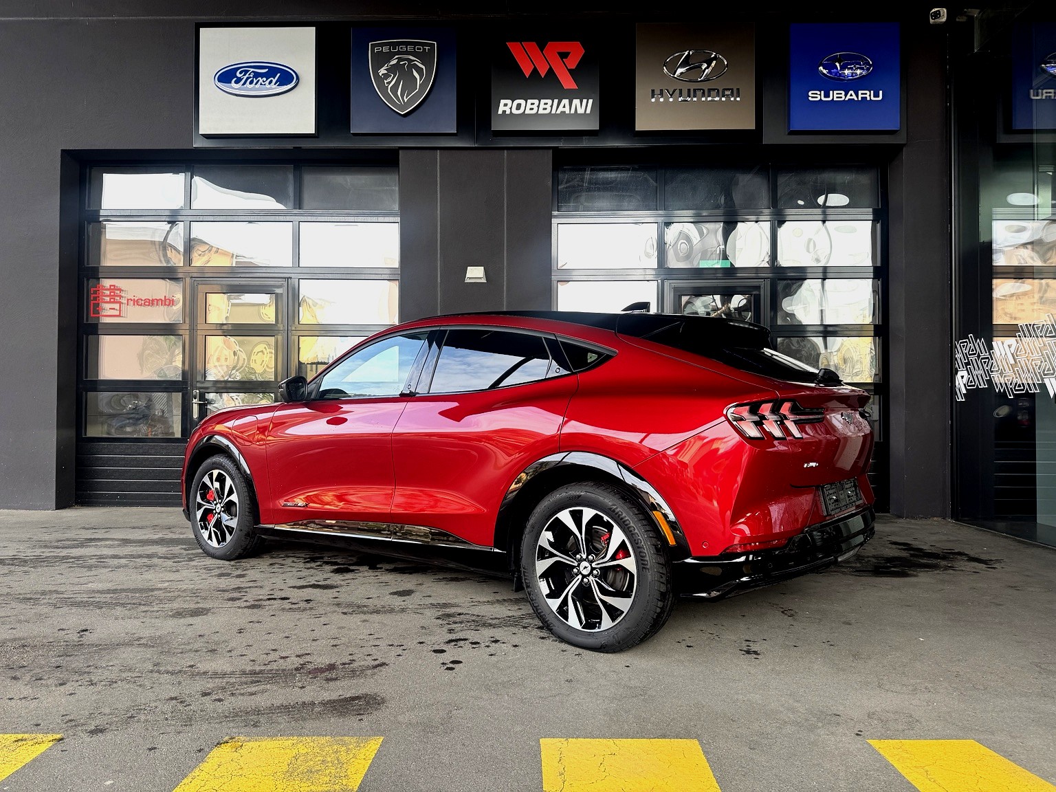 FORD Mustang MACH-E Premium AWD 99 kWh-showroom-element-2