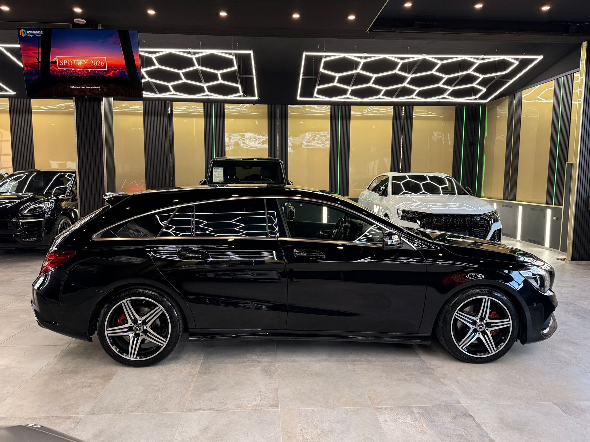 MERCEDES-BENZ CLA Shooting Brake 250 Sport 4Matic 7G-DCT-image-3
