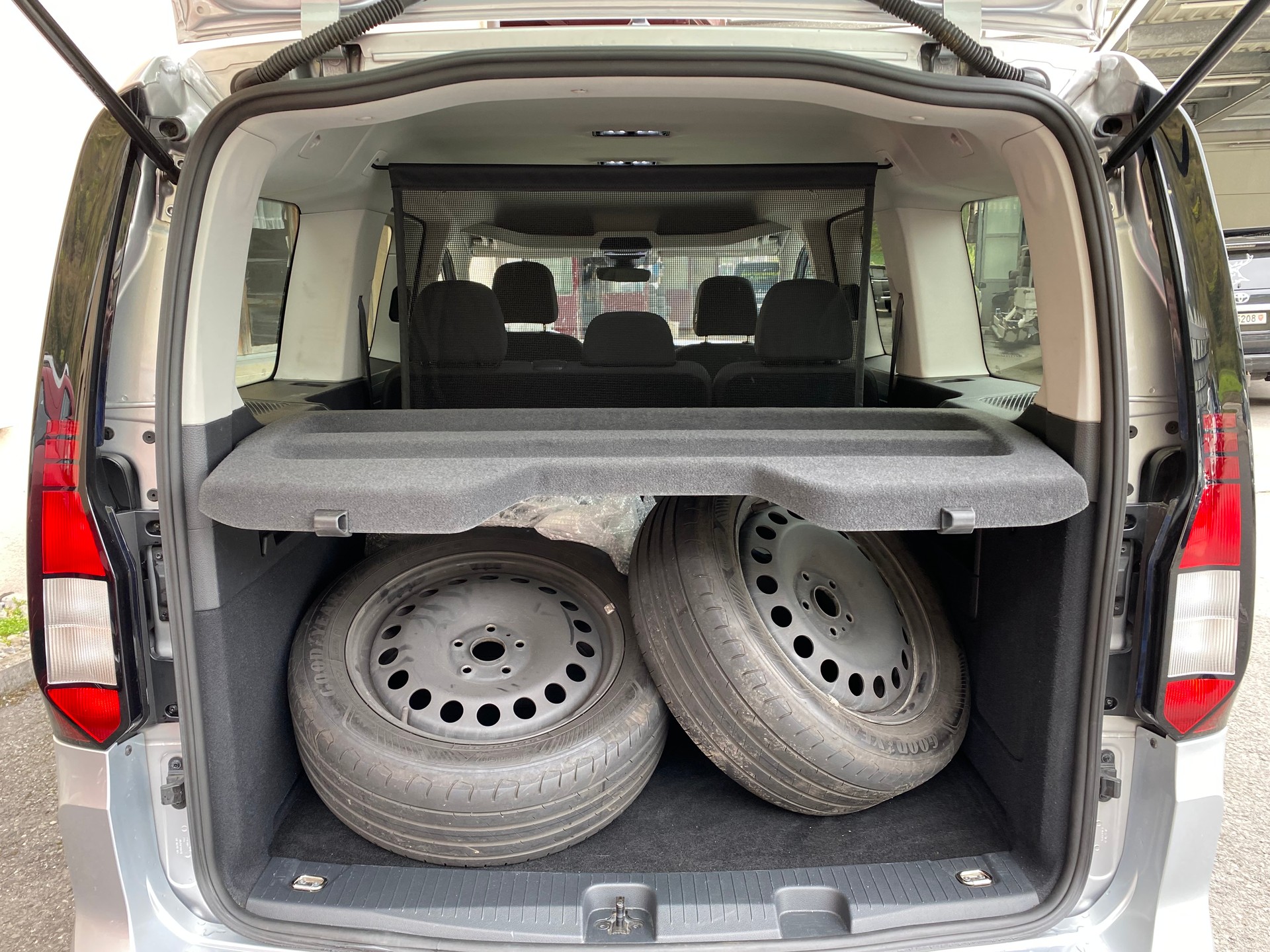 VW Caddy Maxi 2.0 TDI 4Motion-image-8