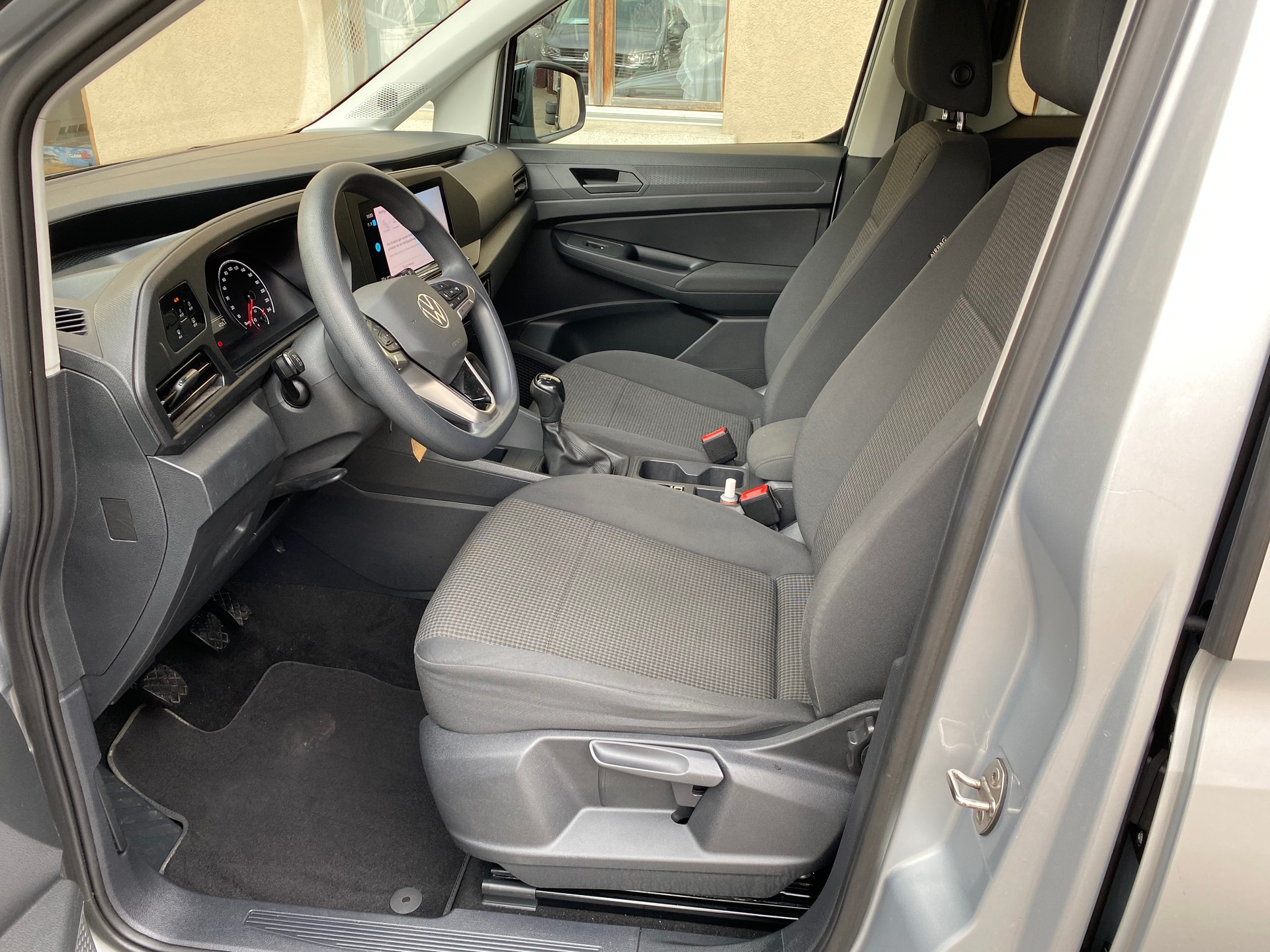 VW Caddy Maxi 2.0 TDI 4Motion-image-2
