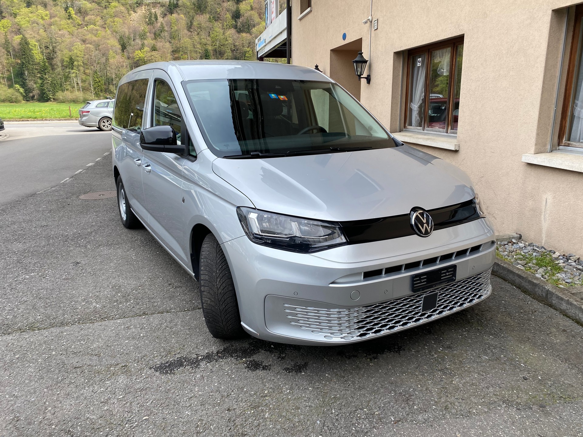 VW Caddy Maxi 2.0 TDI 4Motion-image-1