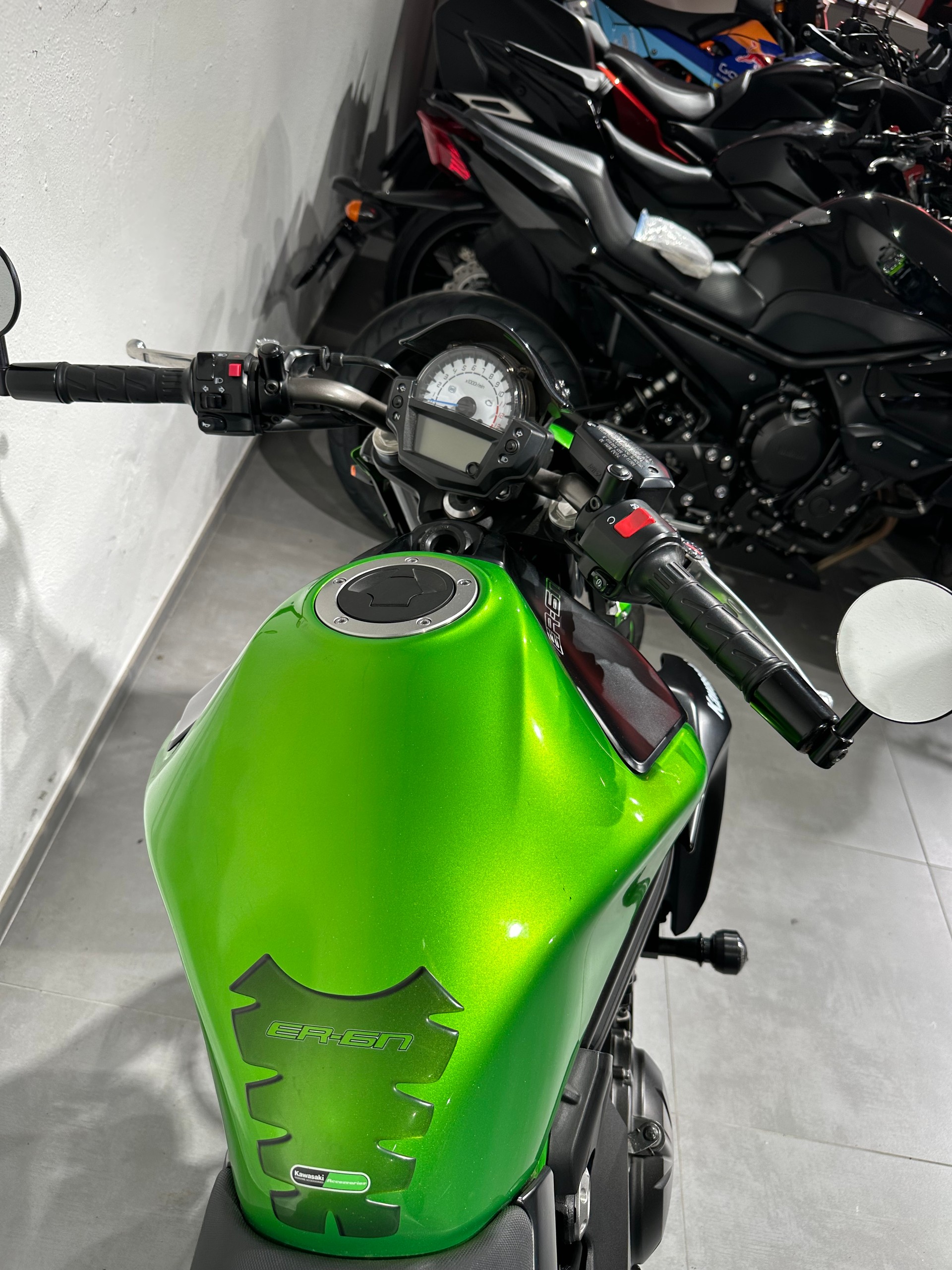 KAWASAKI ER-6 N-showroom-element-3