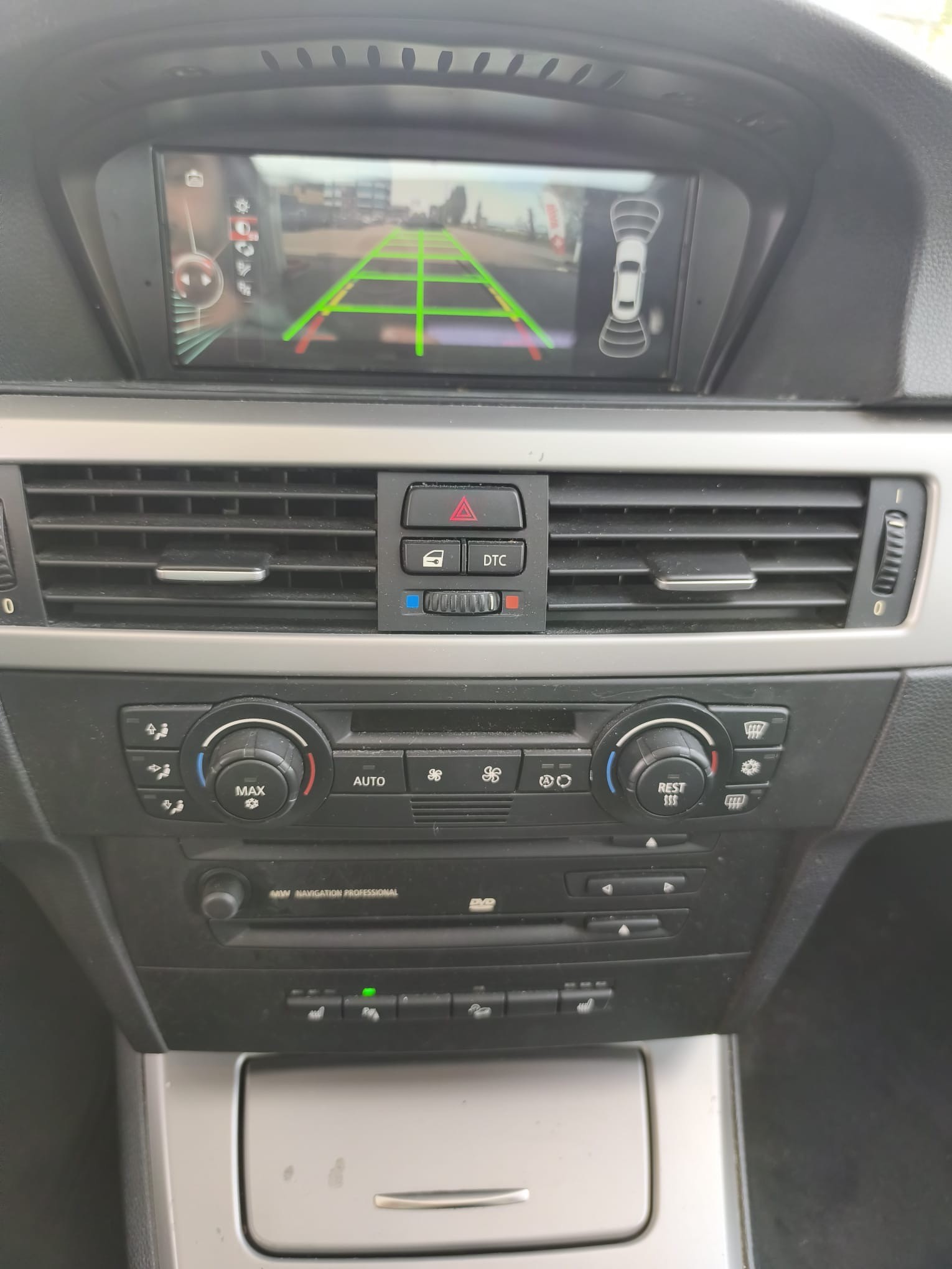 BMW 330xi Touring-image-10