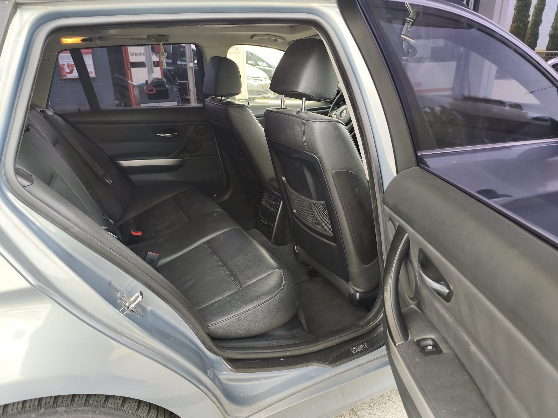 BMW 330xi Touring-image-12