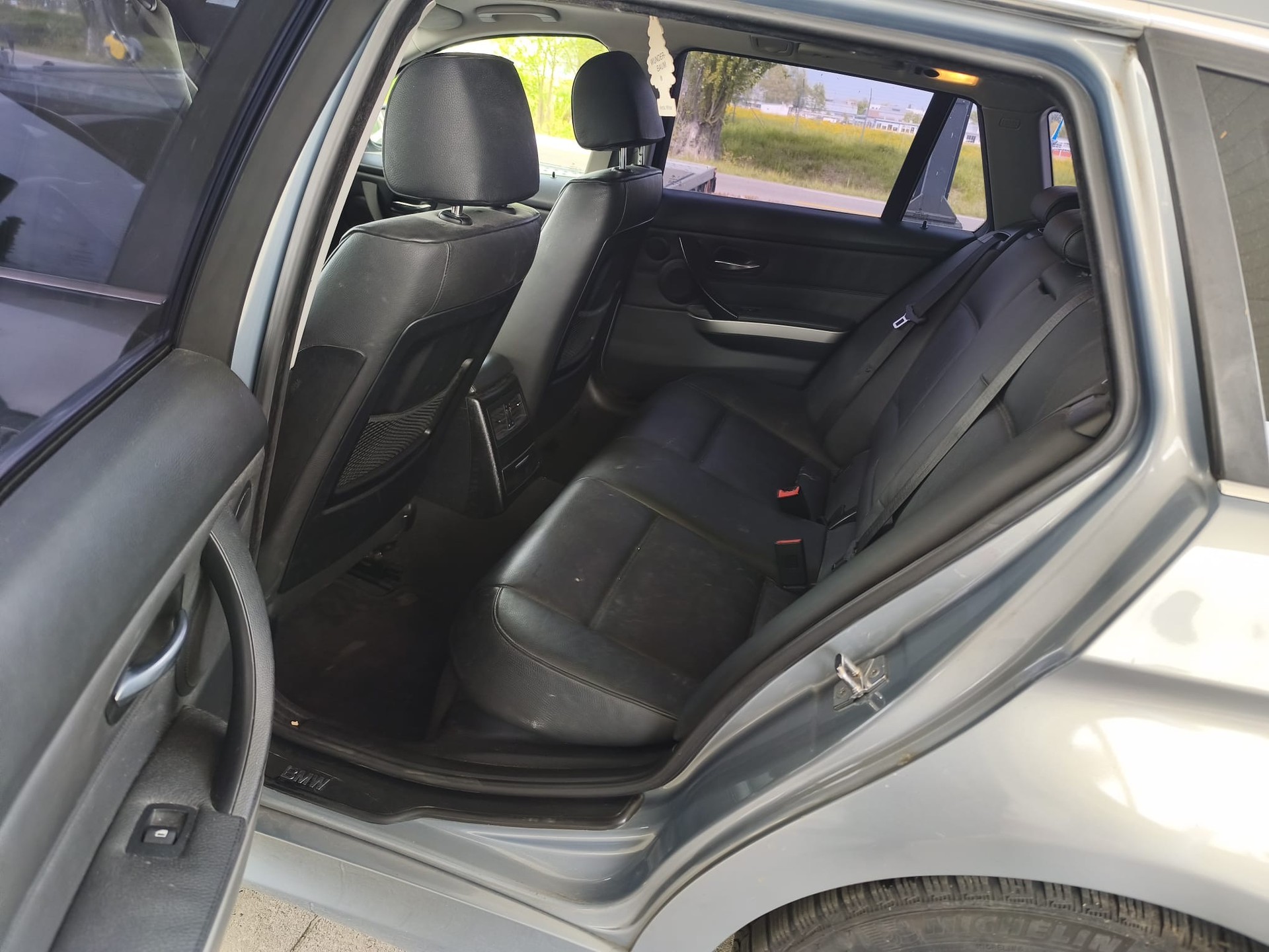 BMW 330xi Touring-image-15
