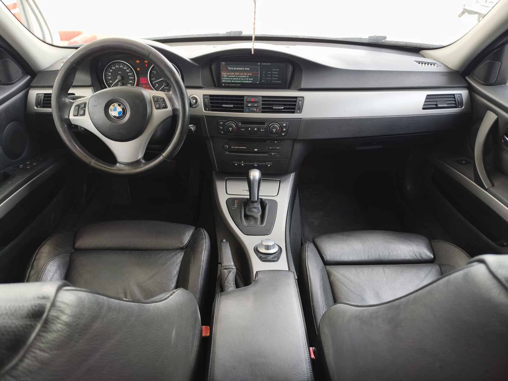BMW 330xi Touring-image-9
