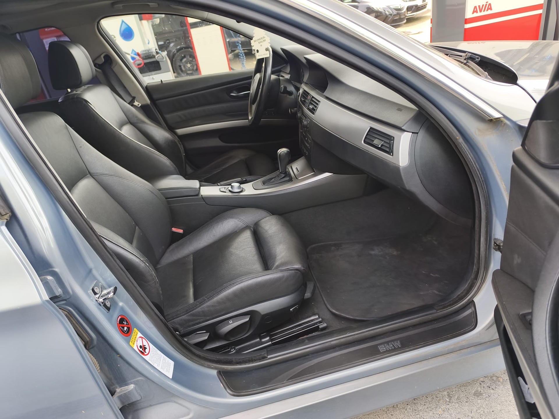 BMW 330xi Touring-image-13