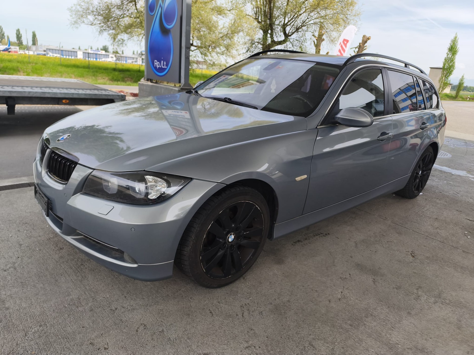 BMW 330xi Touring-image-1