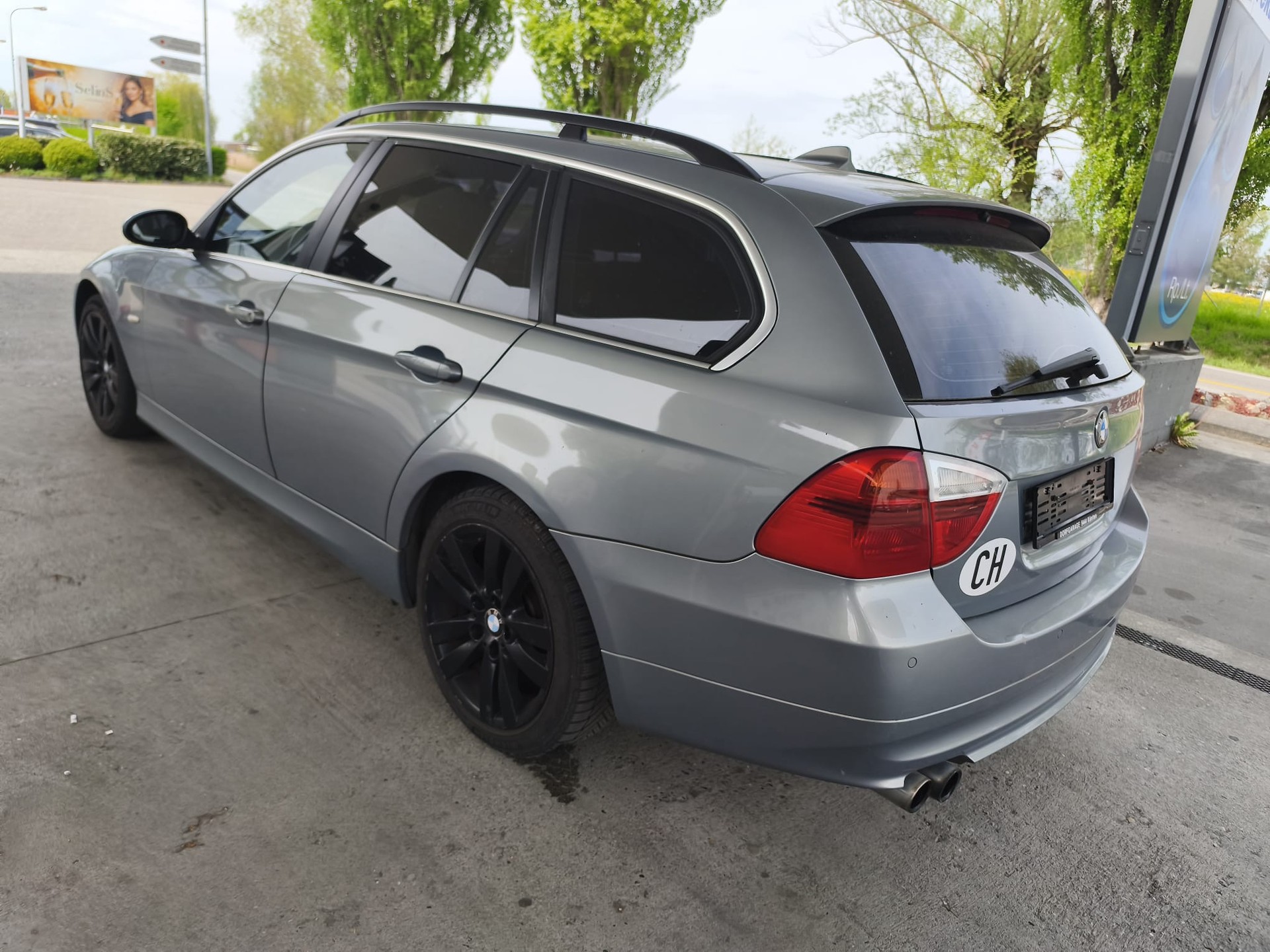 BMW 330xi Touring-image-2