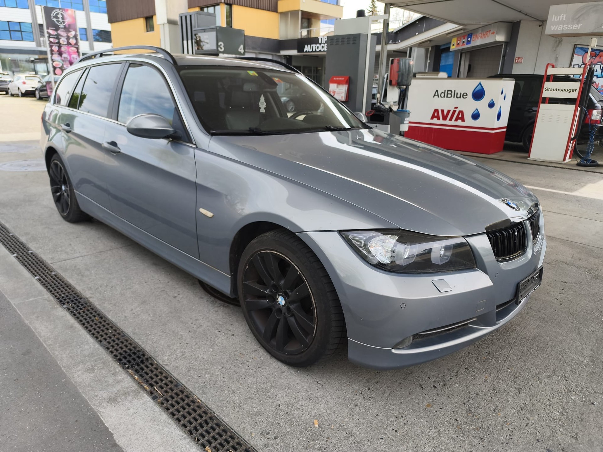 BMW 330xi Touring-image-0