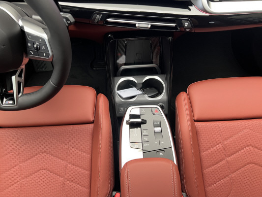 BMW iX1 eDrive 20 Ed. M Sport-image-11