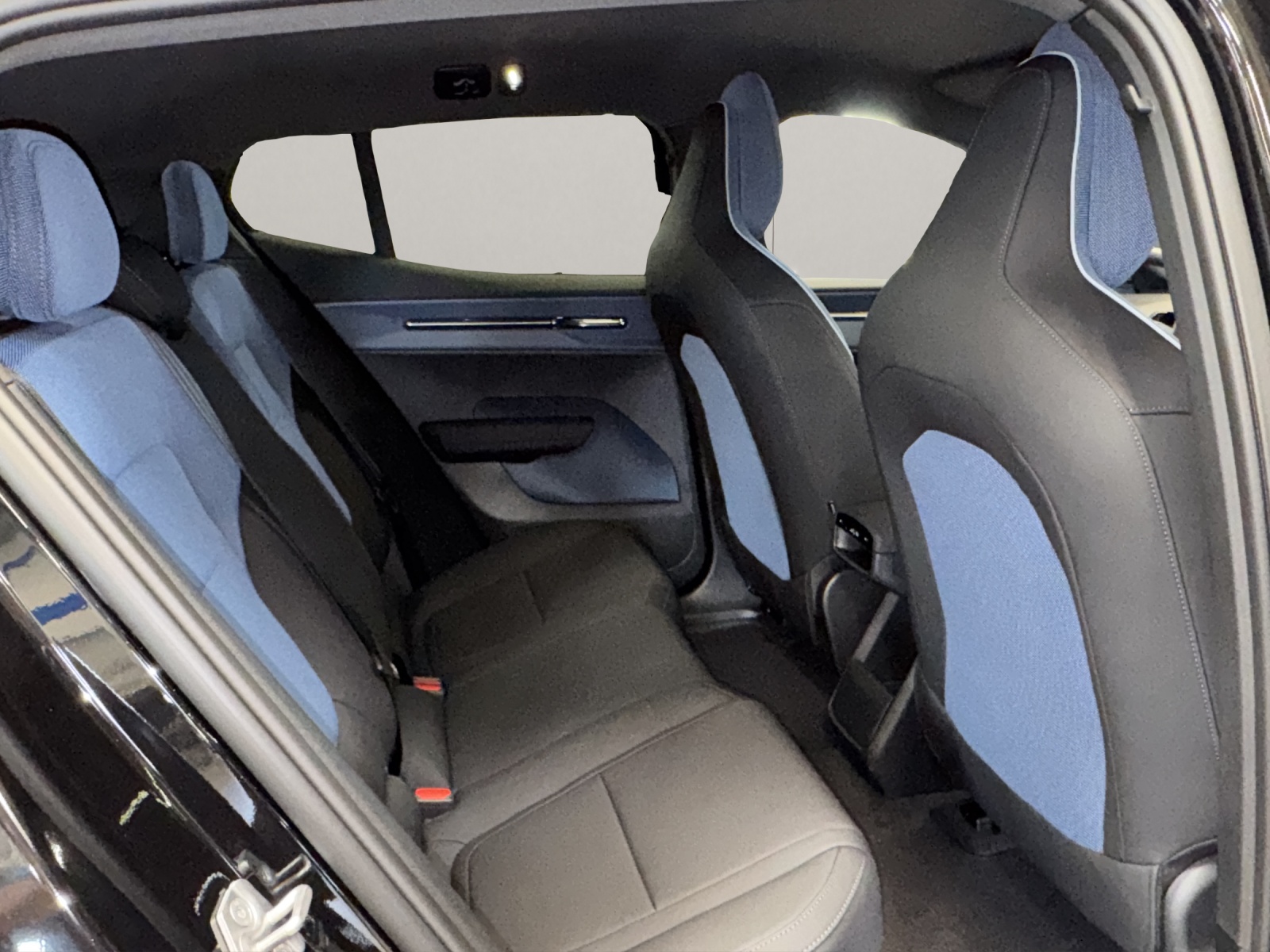 VOLVO EX30 E60 Plus Swiss Black Edition-image-12