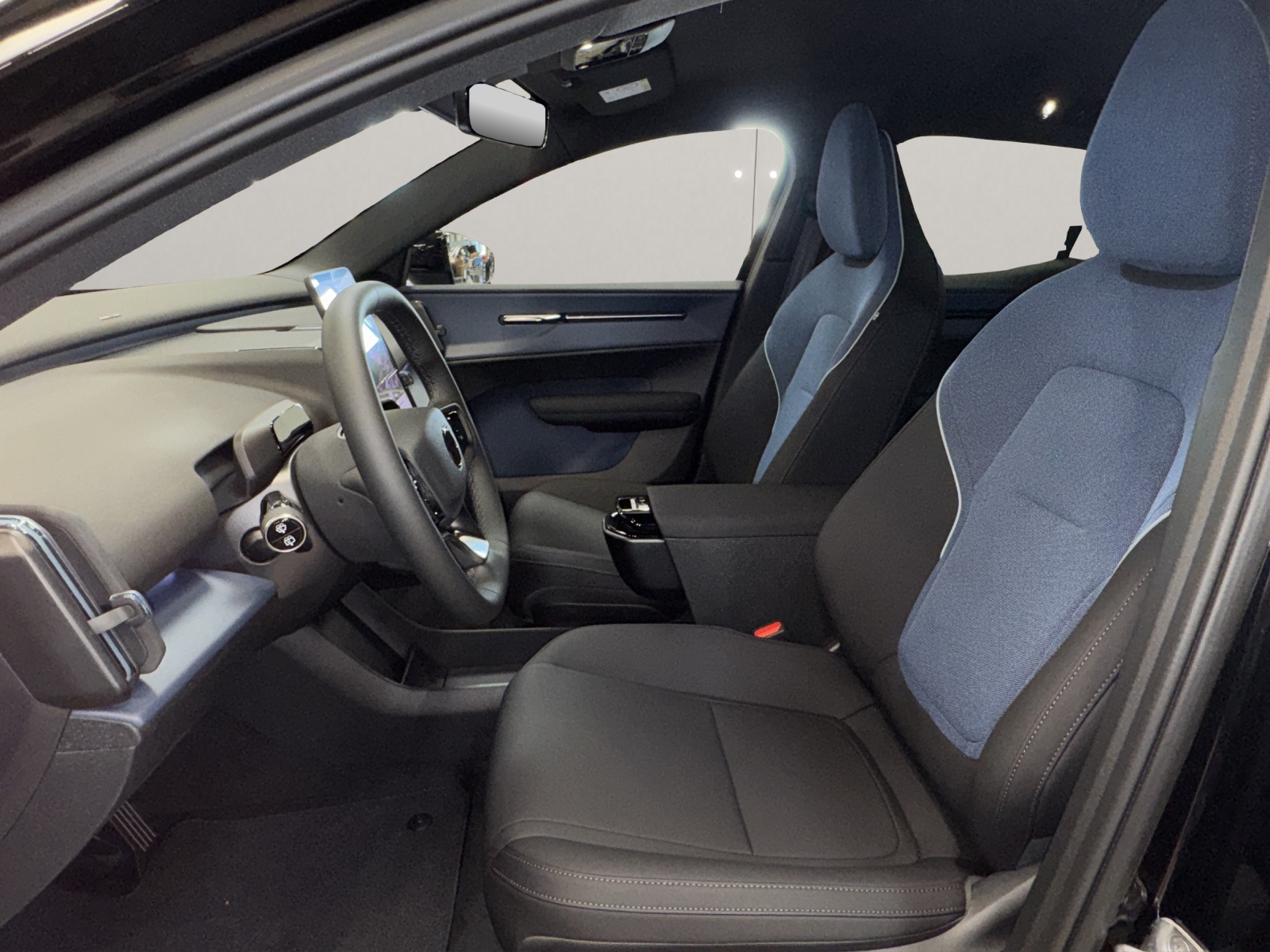 VOLVO EX30 E60 Plus Swiss Black Edition-image-8