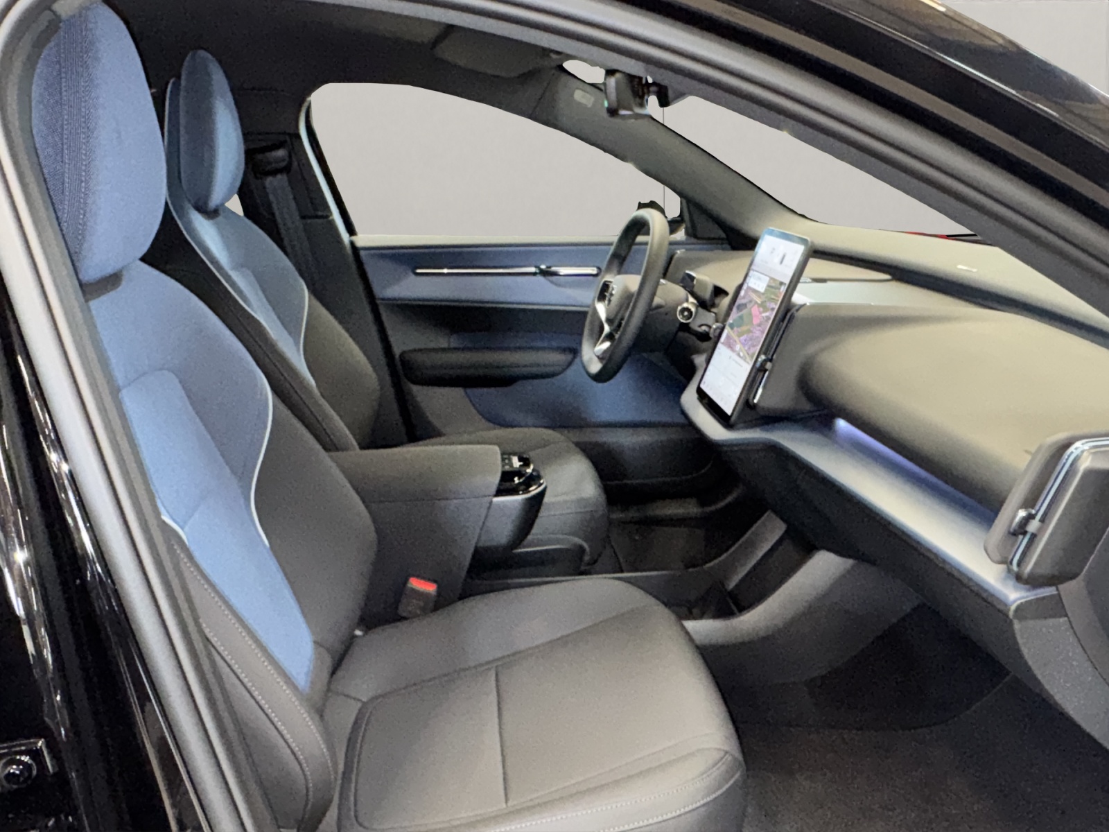 VOLVO EX30 E60 Plus Swiss Black Edition-image-9