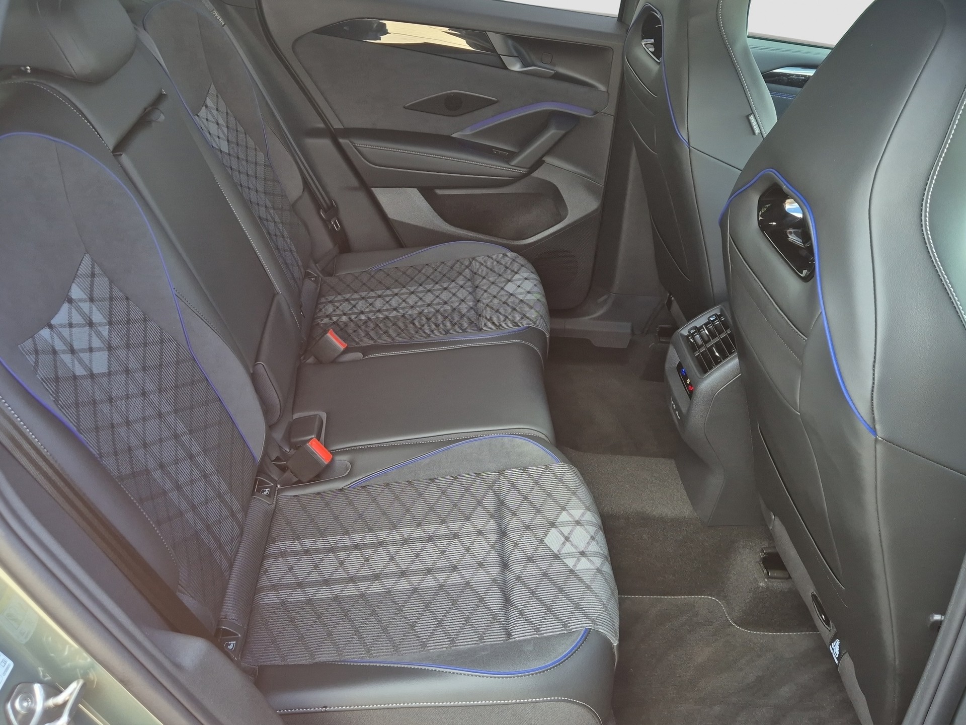 VW Tiguan 2.0 TSI DSG R-Line Plus 4Motion-image-18