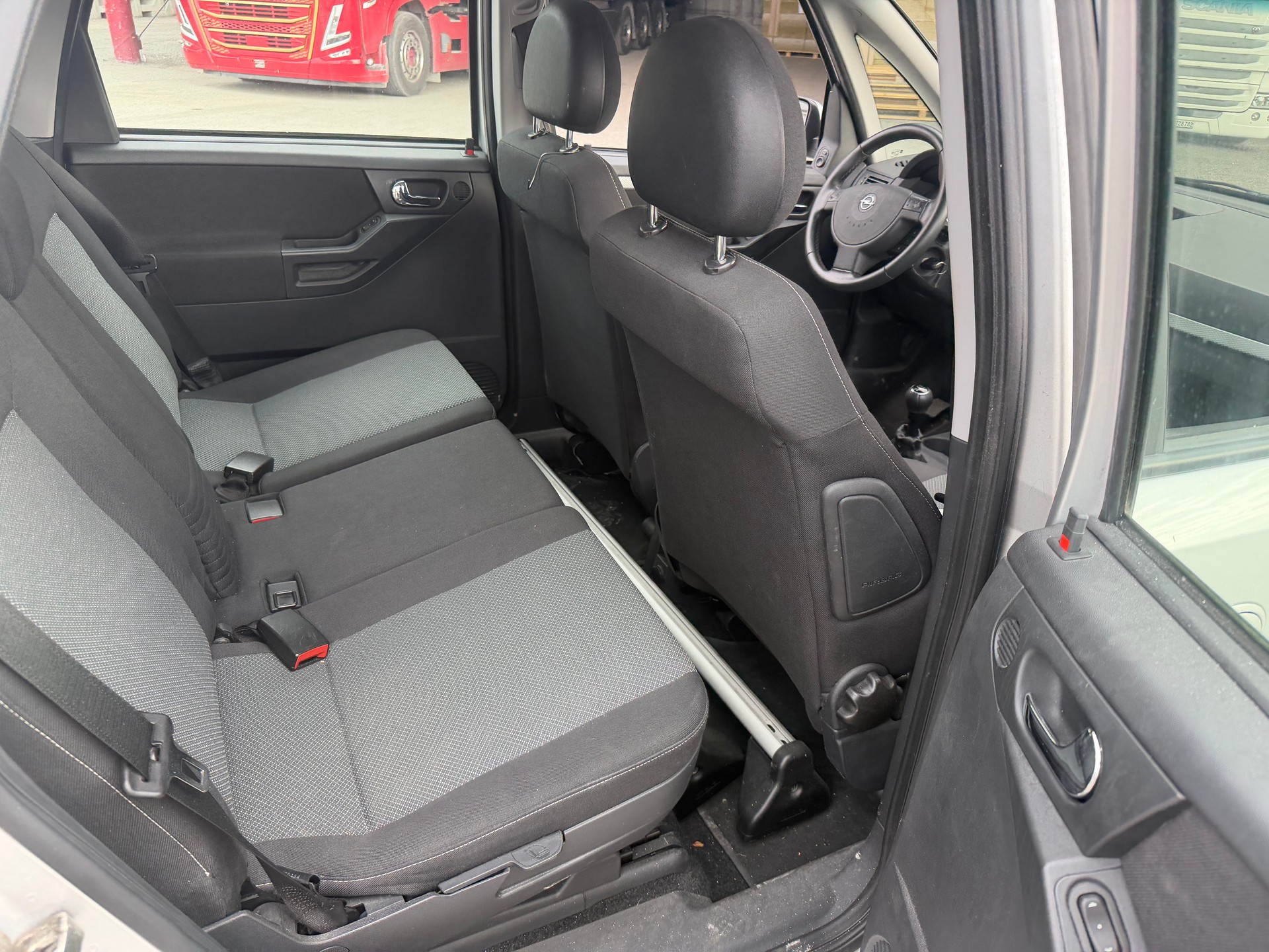OPEL Meriva 1.8i 16V Cosmo-image-9