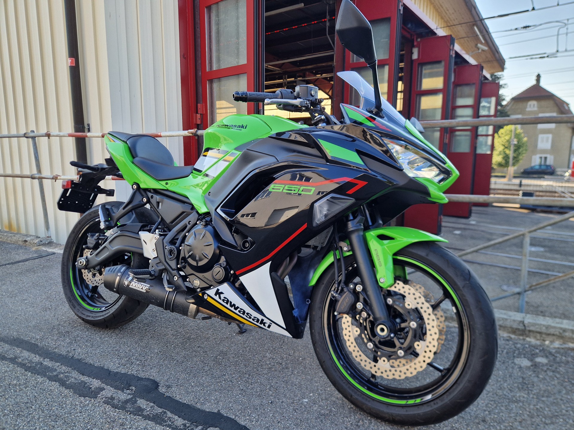 KAWASAKI Ninja 650 (35kW)-showroom-element-1