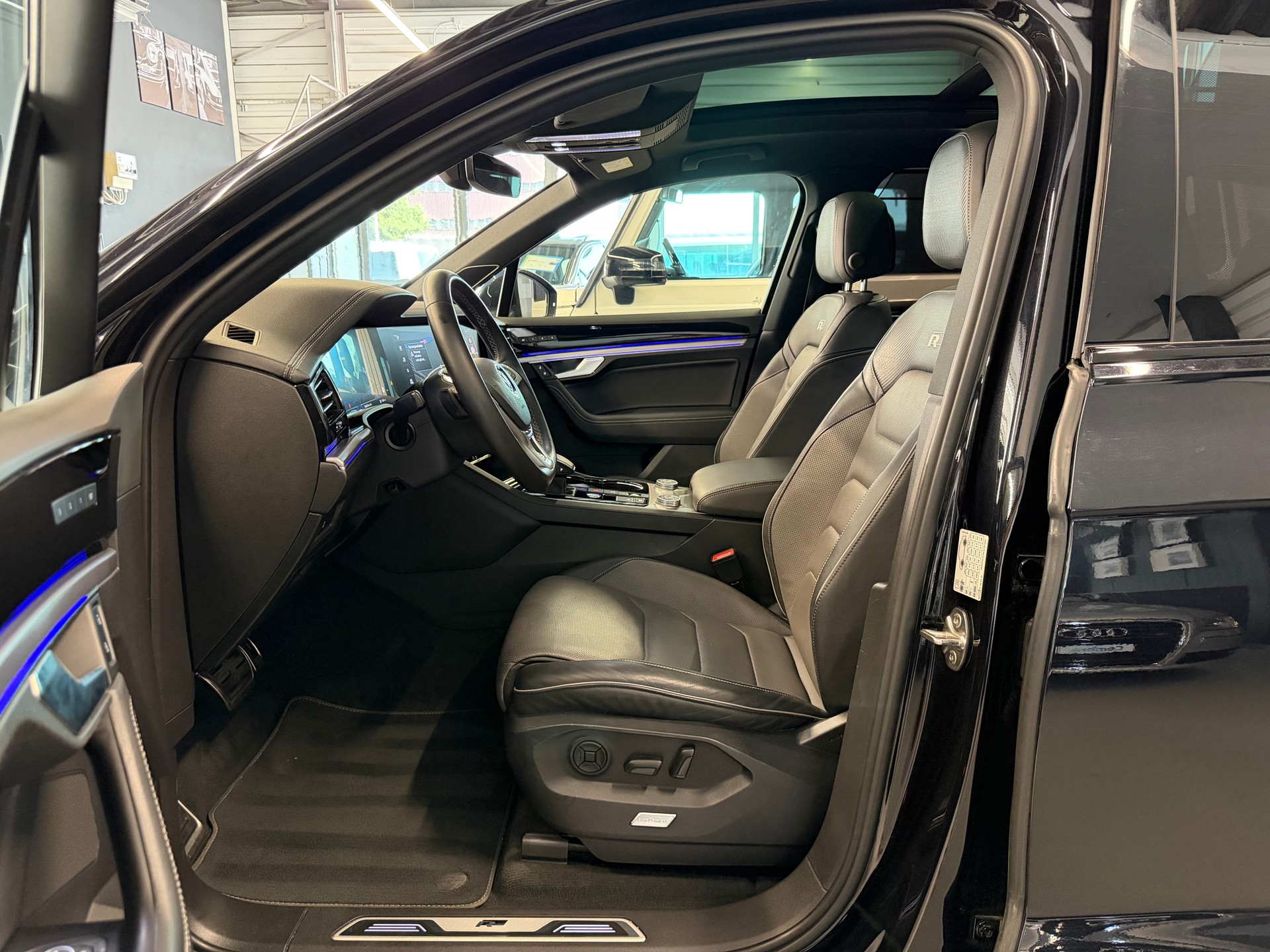 VW Touareg 3.0 TDI R Line Tiptronic-image-8