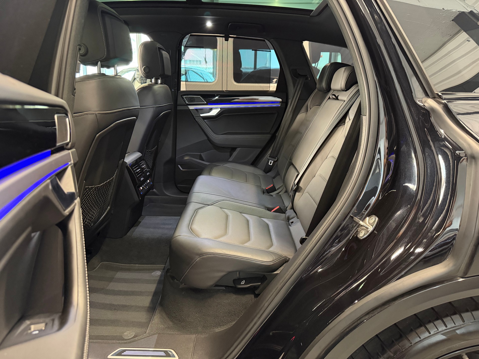 VW Touareg 3.0 TDI R Line Tiptronic-image-29